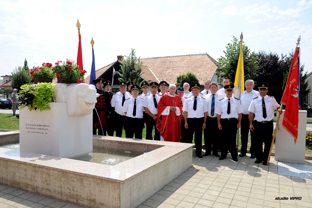 305012799dsc4823367847