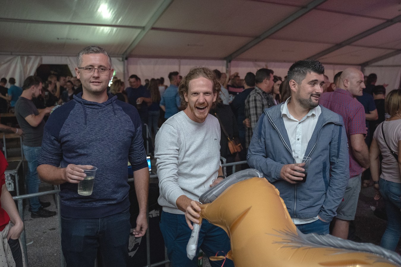 Odlična atmosfera u Kotoribi: Željko Bebek raspjevao publiku u prepunom šatoru