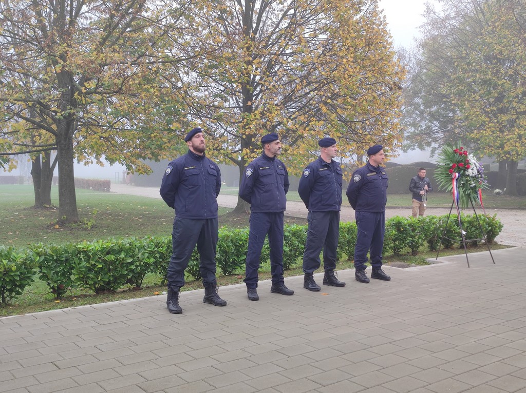 Polaganje vijenaca i paljenje svijeća uz blagdan Svih svetih
