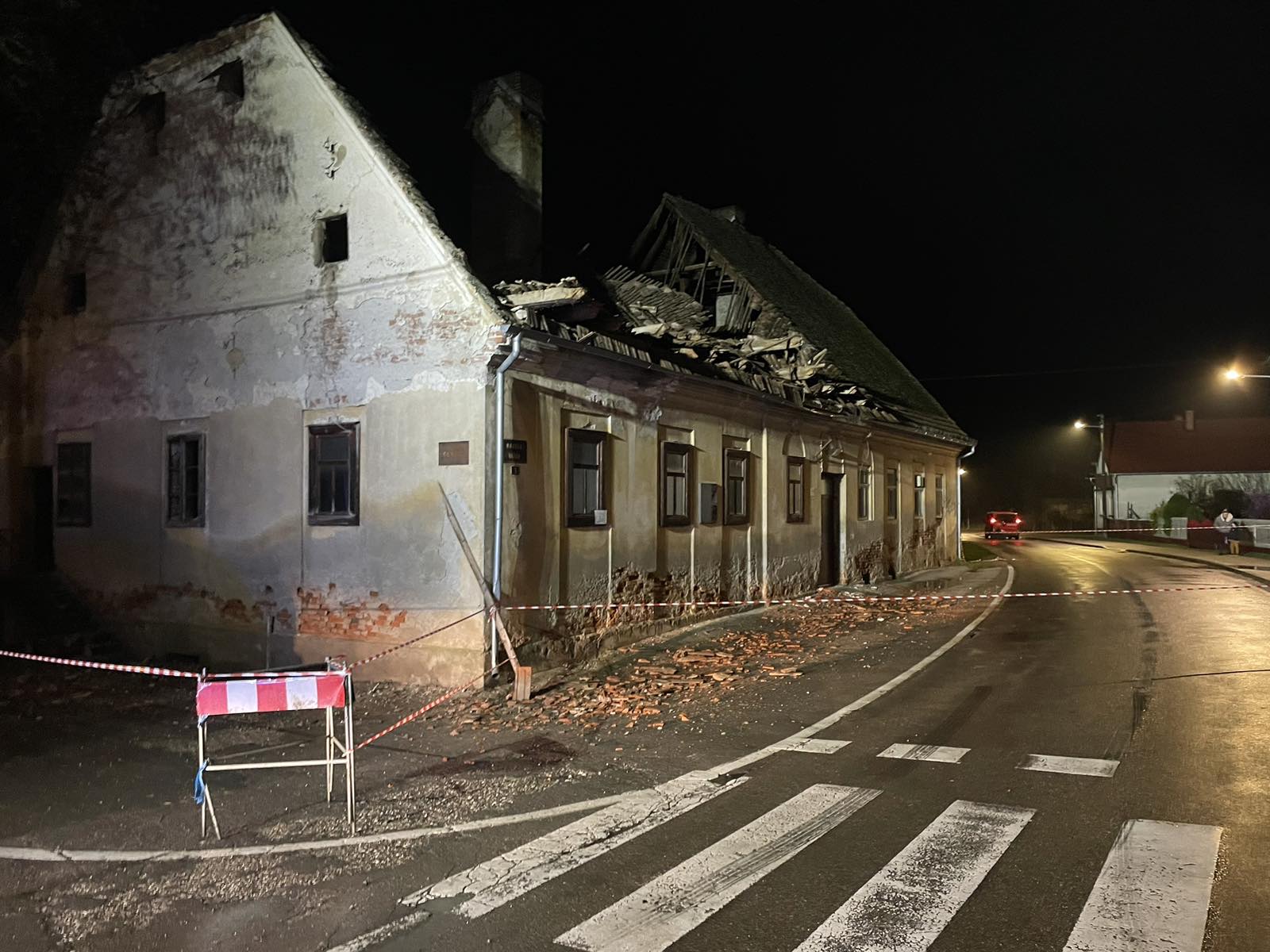 KOTORIBA Srušio se dio krovišta zgrade starog vrtića, apel mještanima da se ne približavaju zgradi