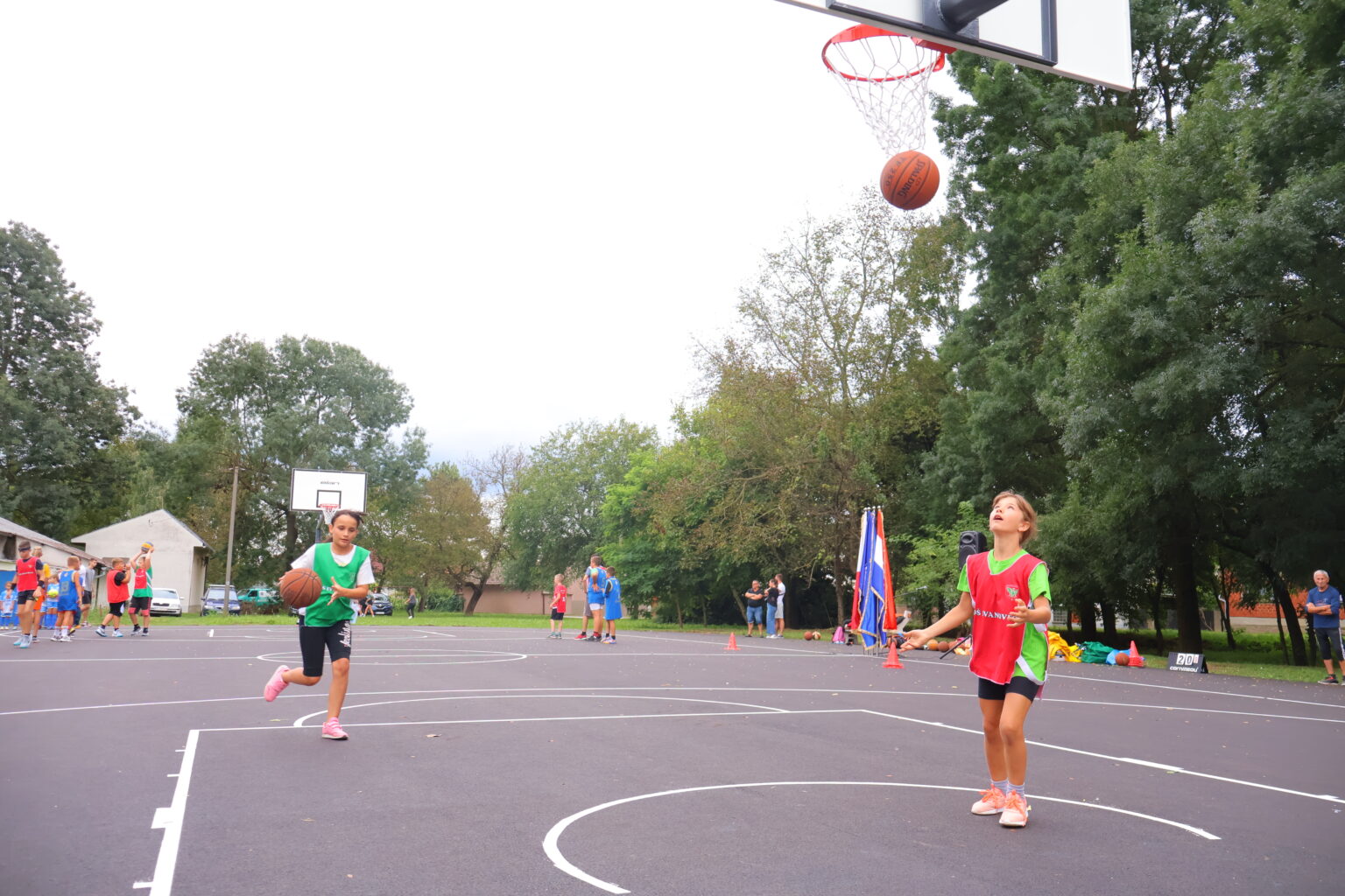 VESELJE ZA NAJMLAĐE Uređeno košarkaško igralište u Ivanovcu