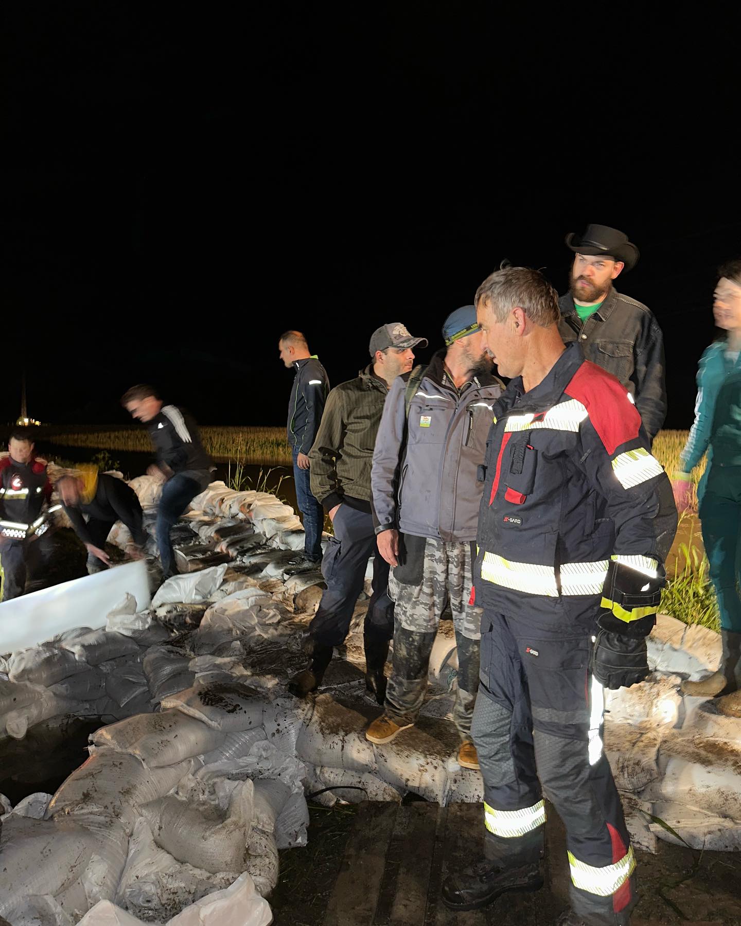 RADILI CIJELU NOĆ Neprospavana noć u Pušćinama, svi se ujedinili i radili zečji nasip