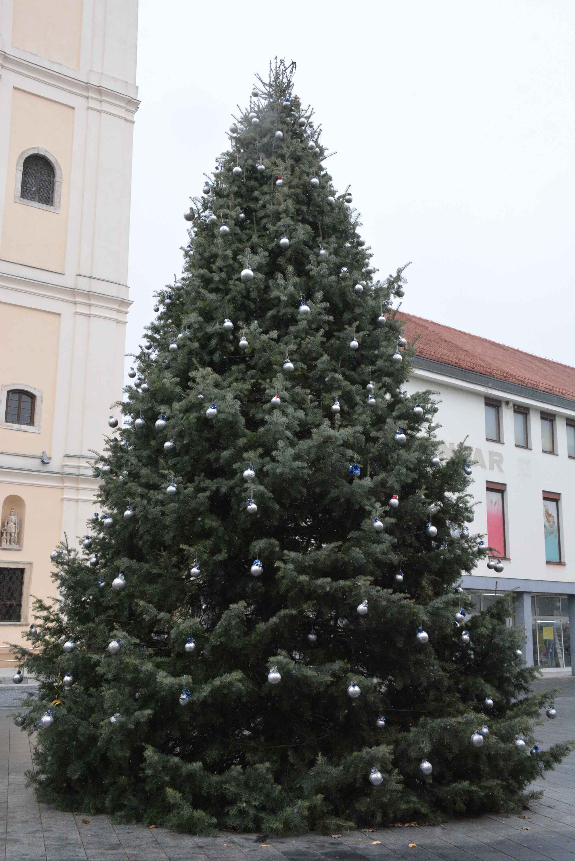 FOTO/VIDEO Zabundani veliki i mali unatoč gustom snijegu i hladnoći proveli prijepodne u veselom raspoloženju