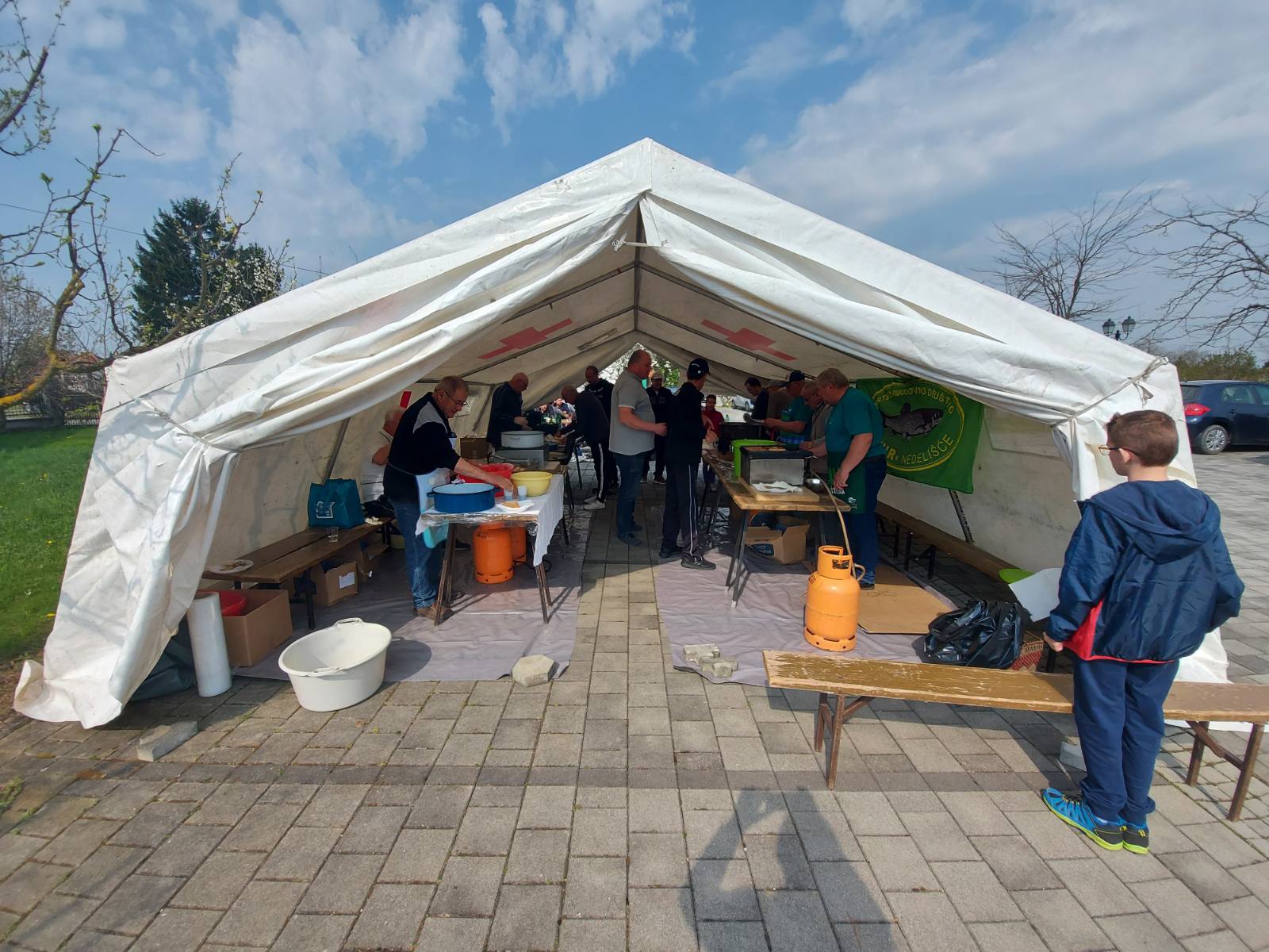 Podjela ribica u Nedelišću na Veliki petak uz humanitarnu notu