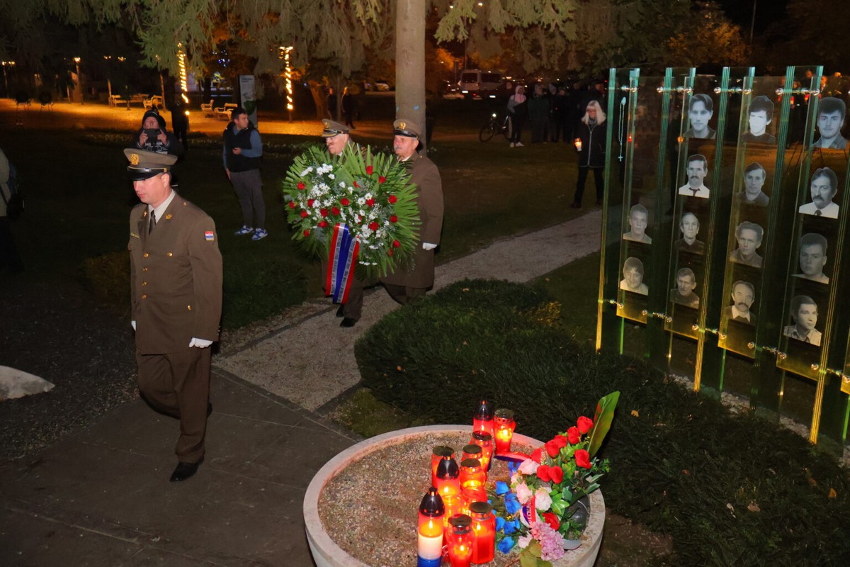 DAN SJEĆANJA Čakovec se i ove godine dostojanstveno prisjetio žrtava Vukovara i Škrabrnje te obljetnice pogibije Nikole VII. Zrinskog DAN SJEĆANJA Čakovec se i ove godine dostojanstveno prisjetio žrtava Vukovara i Škrabrnje te obljetnice pogibije Nikole VII. Zrinskog