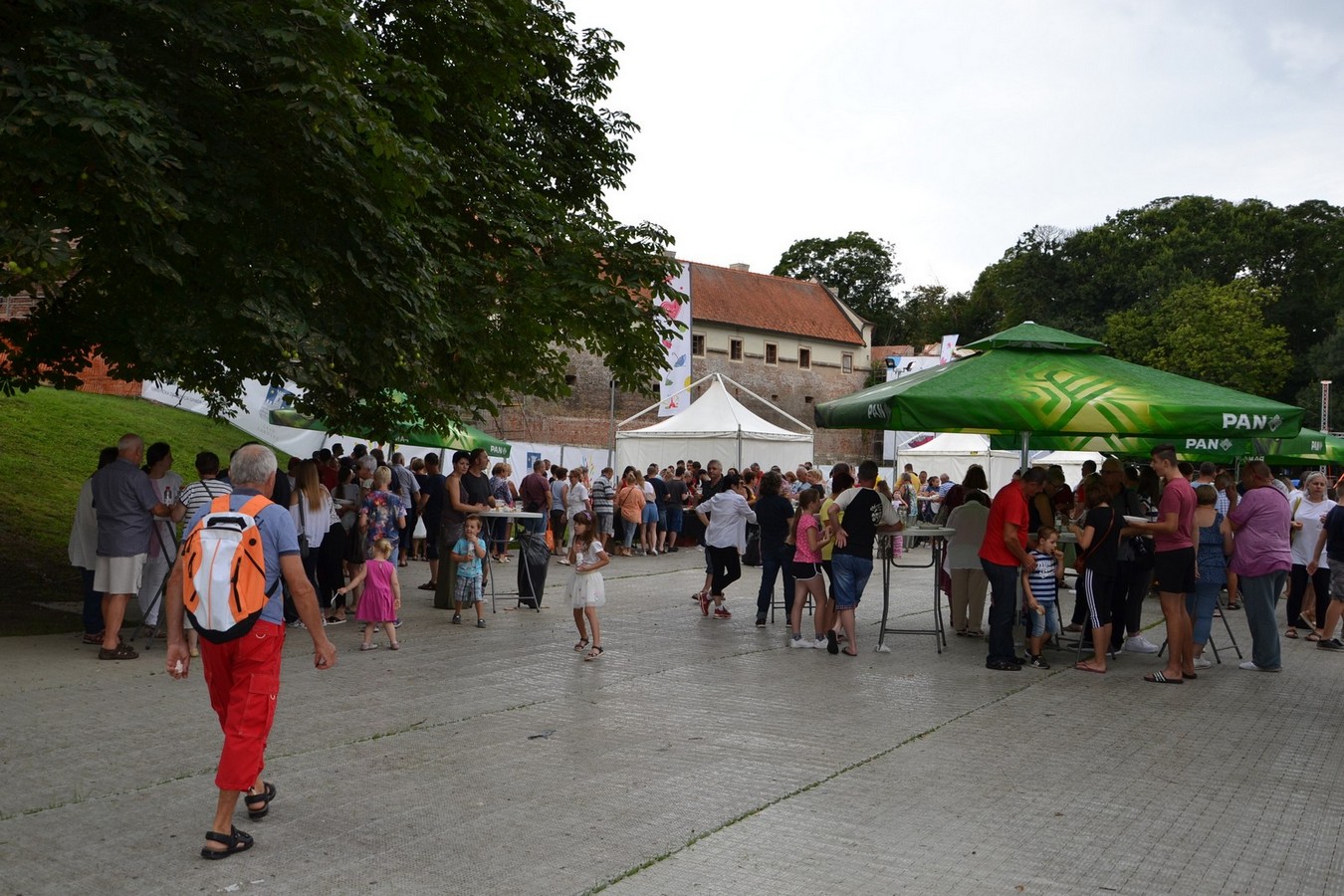 U jezeru Staroga Grada posjetitelji uživali u besplatnom ručku