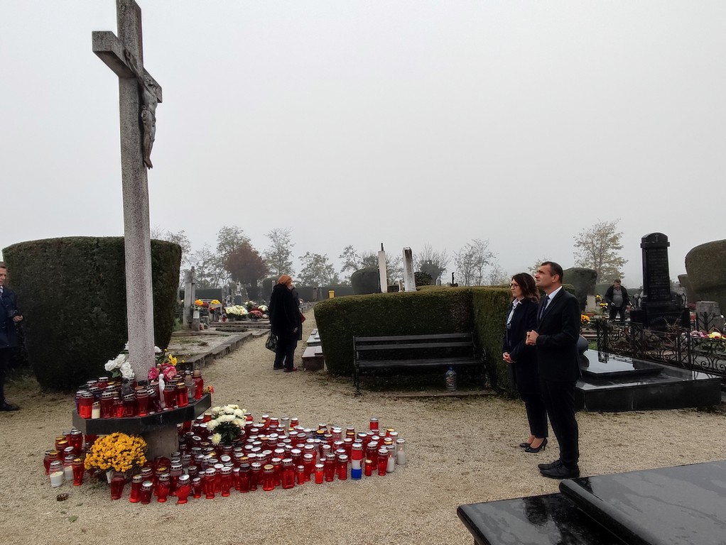Polaganje vijenaca i paljenje svijeća uz blagdan Svih svetih