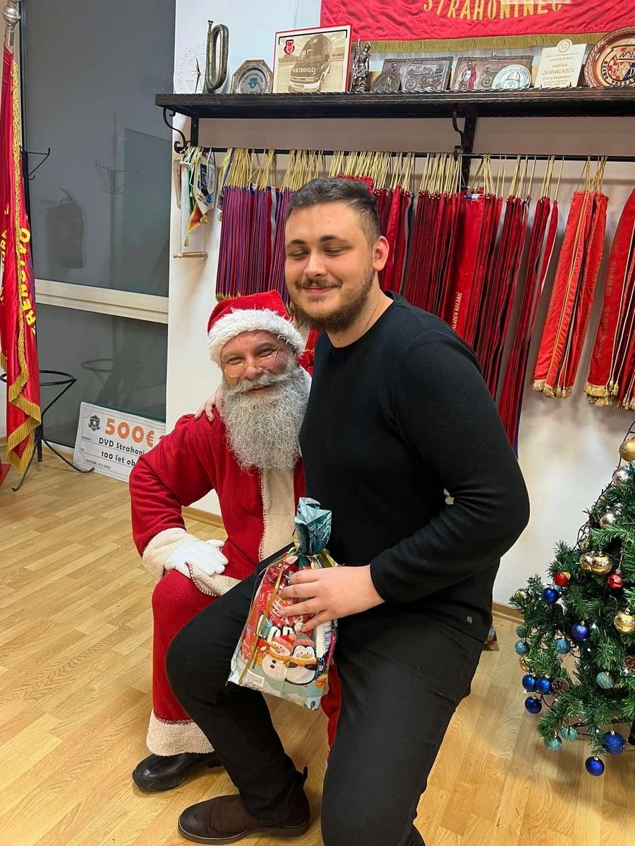 DVD STRAHONINEC Djecu posjetio Djed Božićnjak i podijelio im poklone