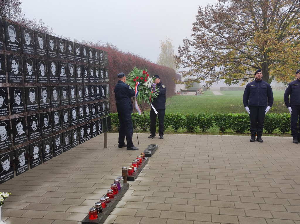 Polaganje vijenaca i paljenje svijeća uz blagdan Svih svetih