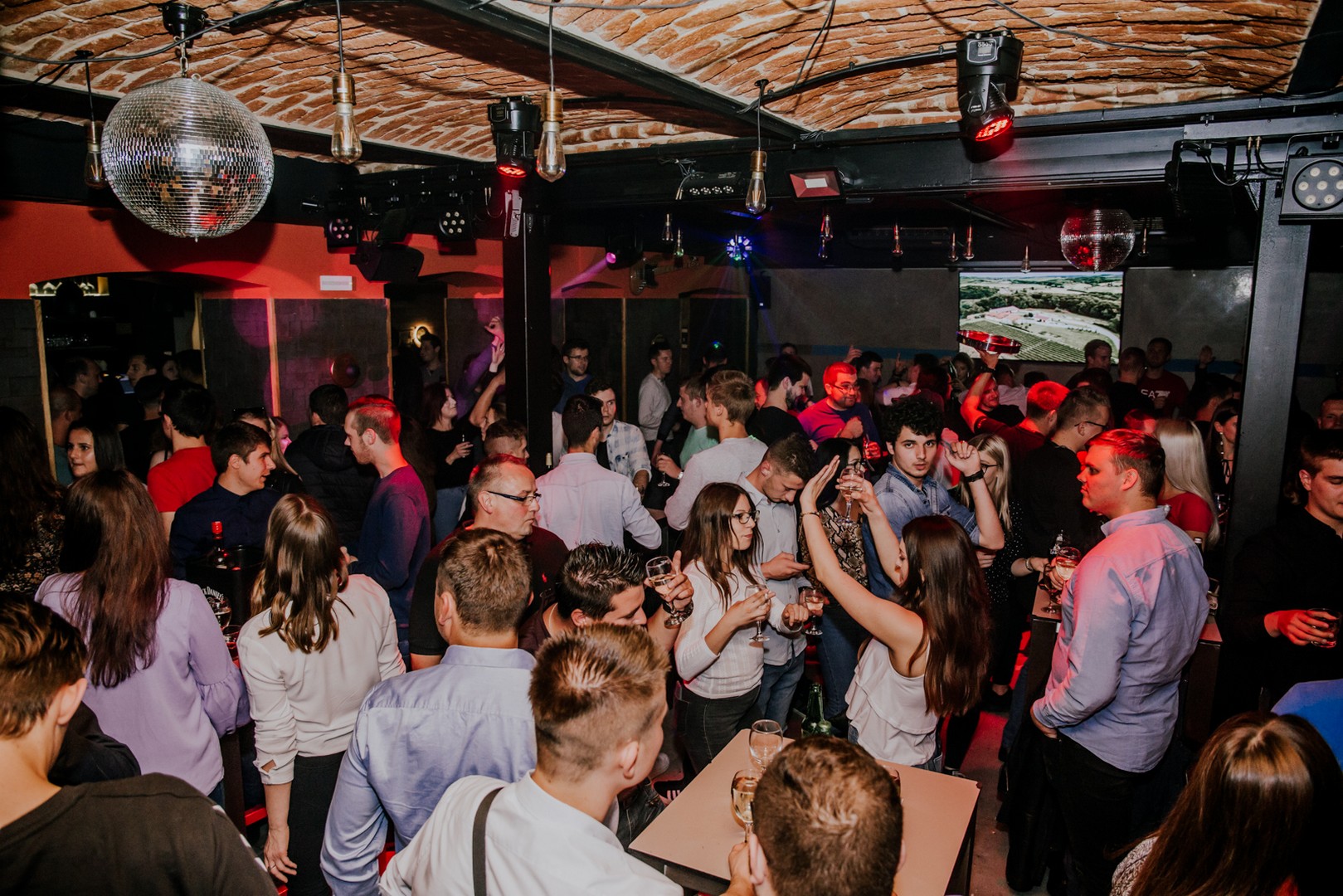 Odlična zabava na Podrumarenju uz TS Kumovi i Vina Tomšić