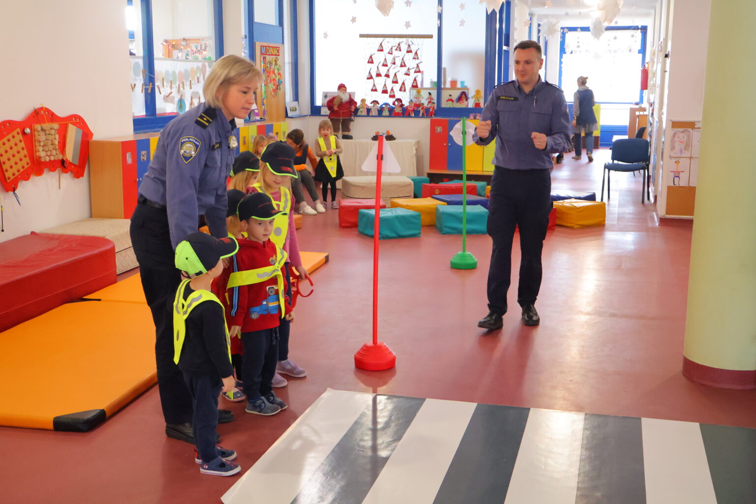 Mališani u Dječjem vrtiću Cipelica učili prometna pravila