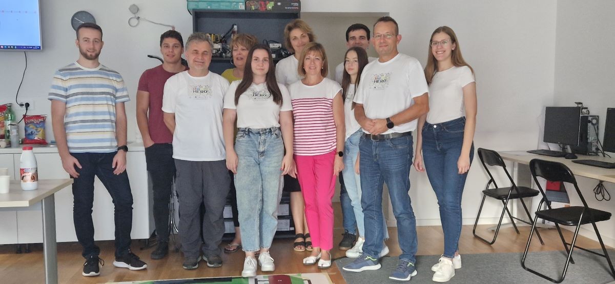 NOVA ISKUSTVA Članovi udruga Mladi informatički stručnjaci i Međimurski informatički klub sudjelovali u studijskom posjetu Velikoj Gorici NOVA ISKUSTVA Članovi udruga Mladi informatički stručnjaci i Međimurski informatički klub sudjelovali u studijskom posjetu Velikoj Gorici