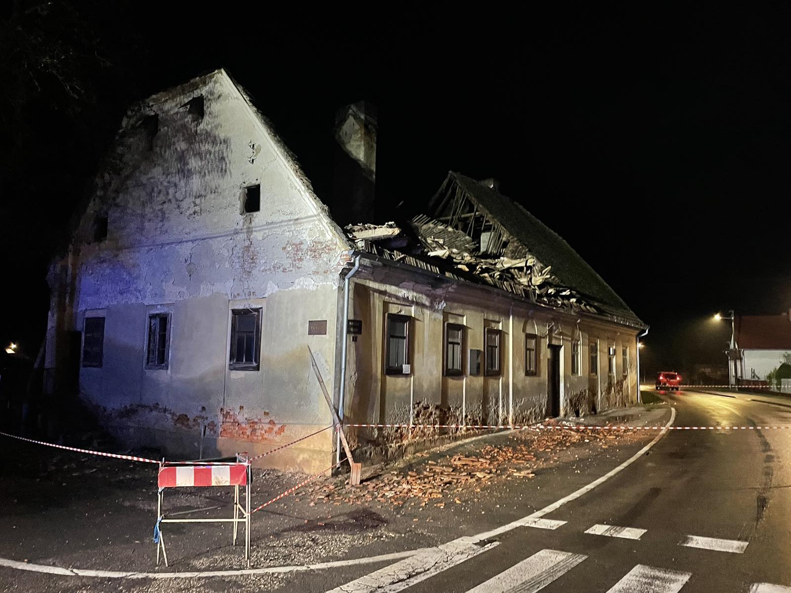 KOTORIBA Srušio se dio krovišta zgrade starog vrtića, apel mještanima da se ne približavaju zgradi