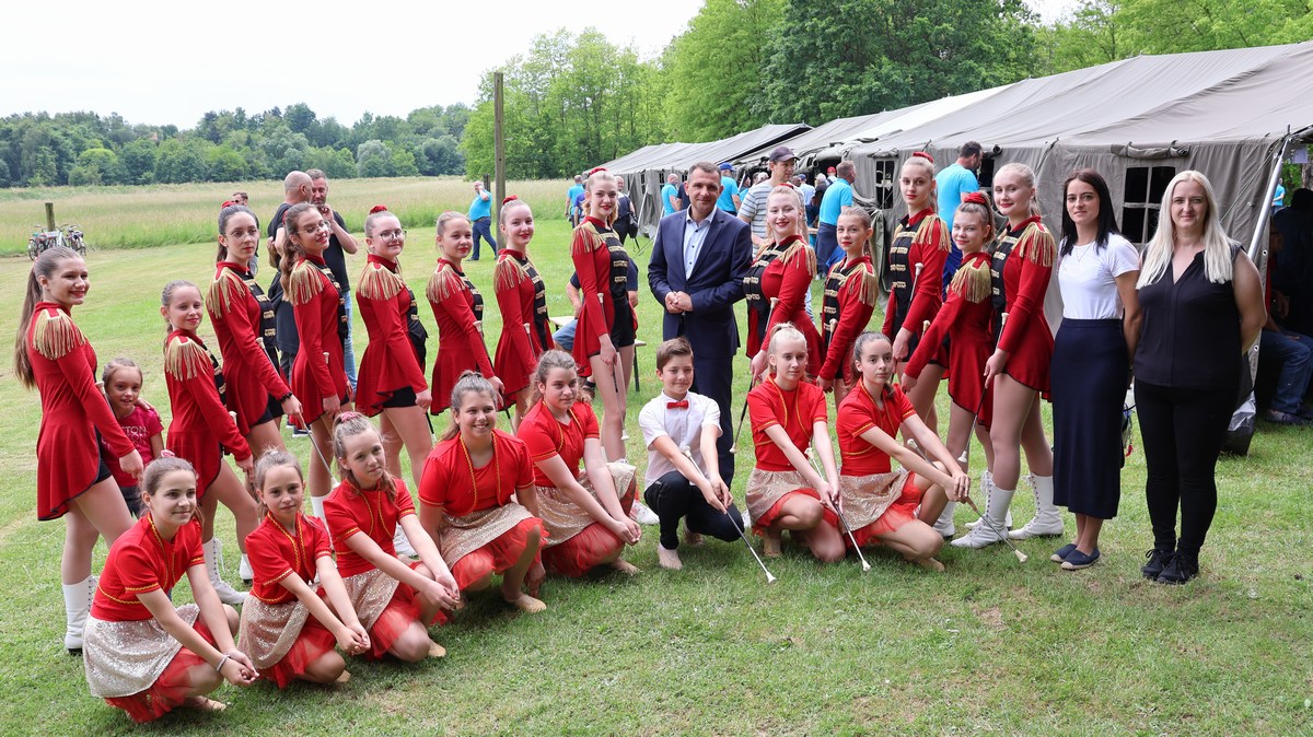 SVETI MARTIN NA MURI Održano sportsko natjecanje dragovoljaca i veterana te susreti djece i unuka hrvatskih branitelja