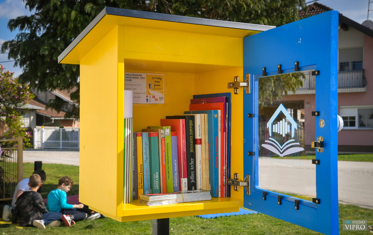 Mala slobodna knjižnica u Oporovcu