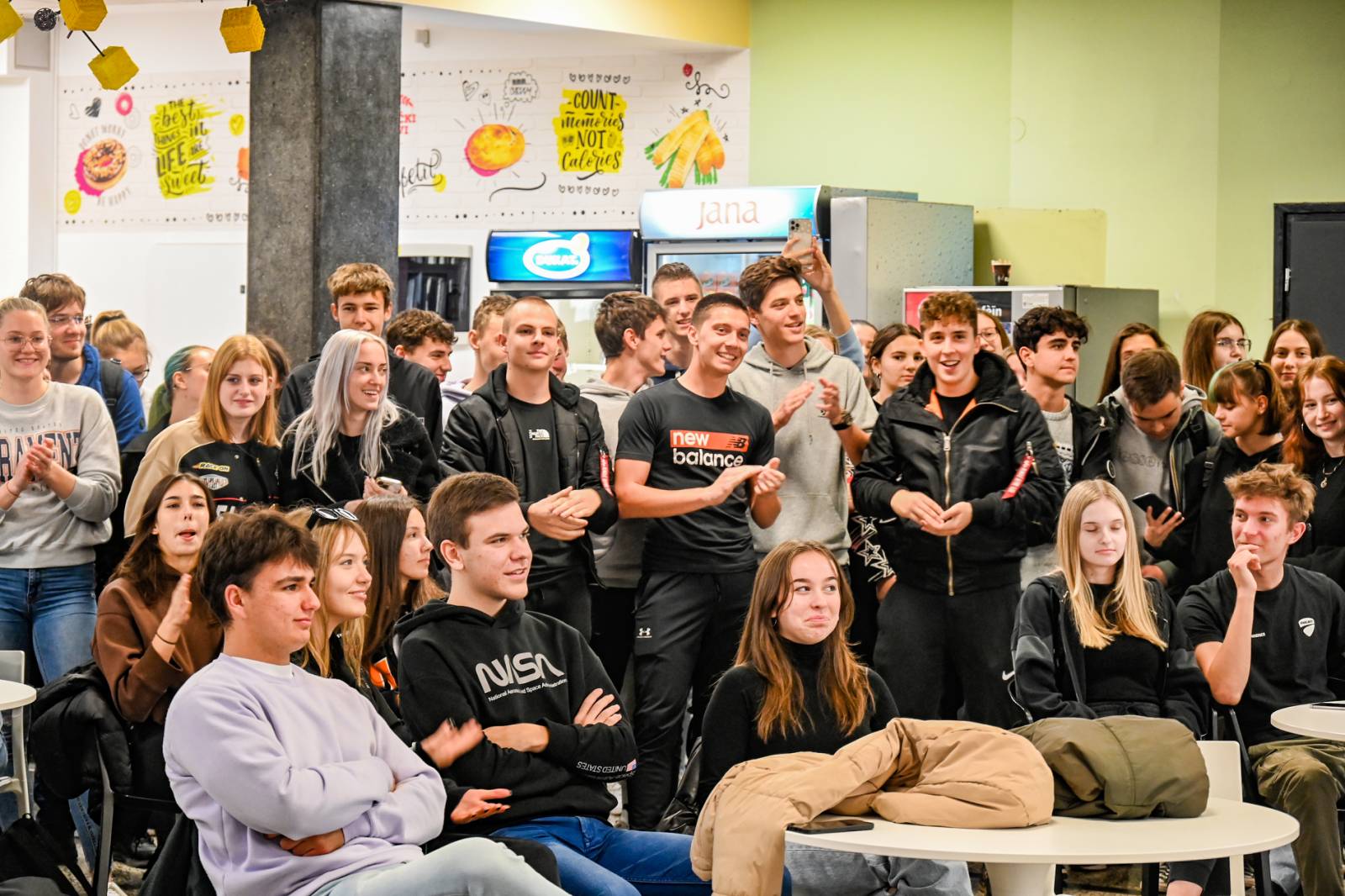 Raspjevani petak u čakovečkoj Gimnaziji – održan školski karaoke show!