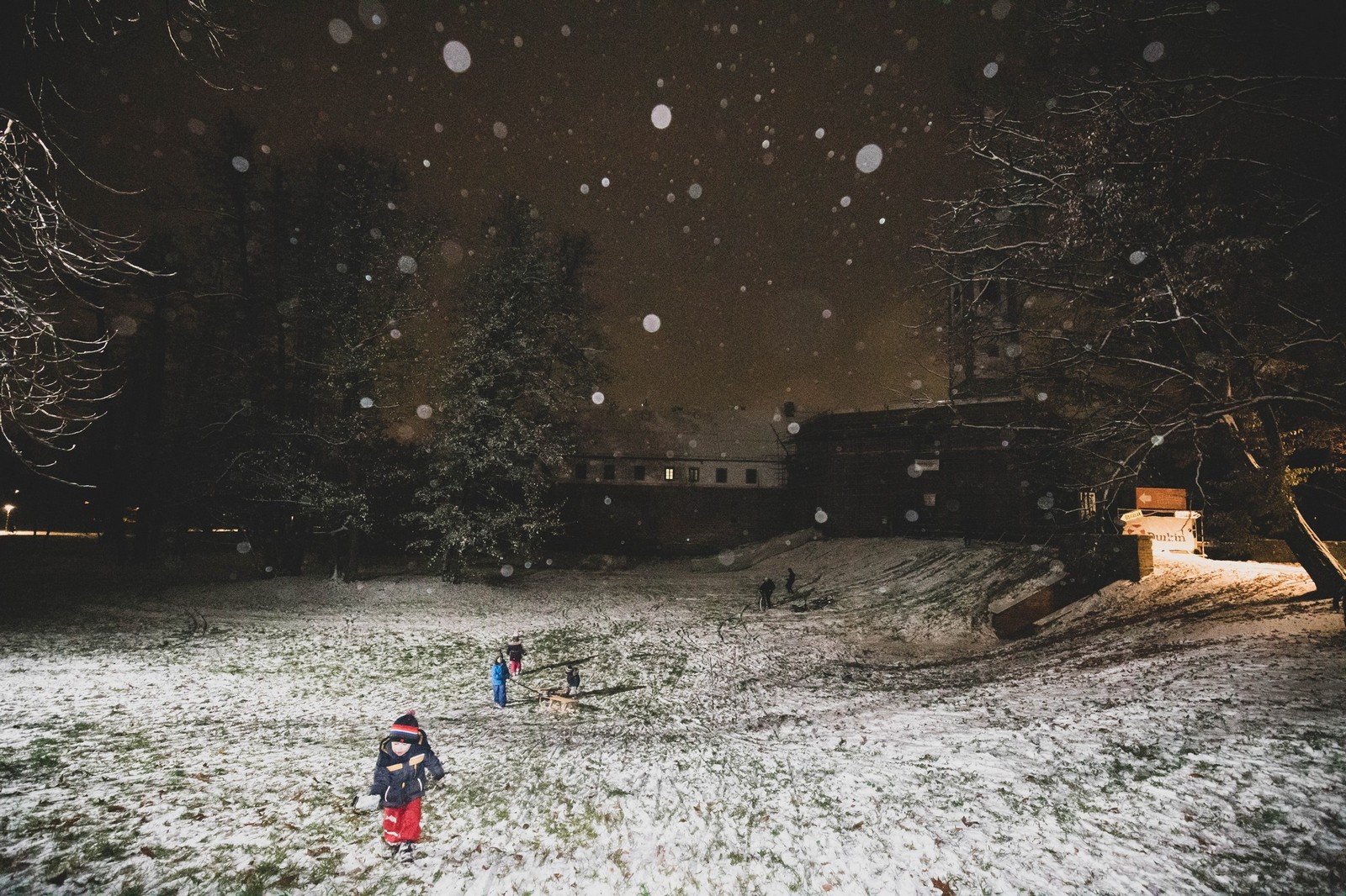 Mališani uživali u sanjkanju, snježna dekoracija centru Čakovca dala posebnu čar