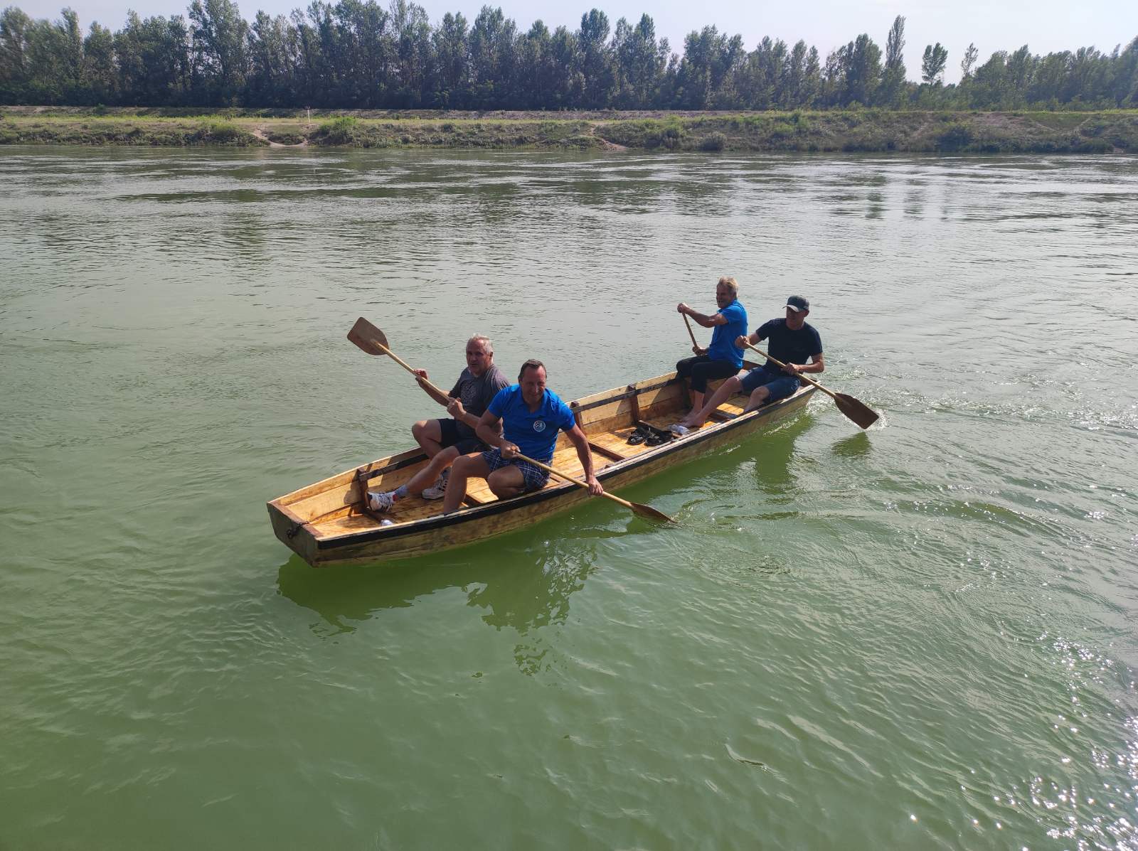 FOTO Pobjednici natjecanja u ekipnom veslanju dravskim čamcima su ekipe ‘Royal transport’ i ‘Fljojsarice’ FOTO Pobjednici natjecanja u ekipnom veslanju dravskim čamcima su ekipe ‘Royal transport’ i ‘Fljojsarice’