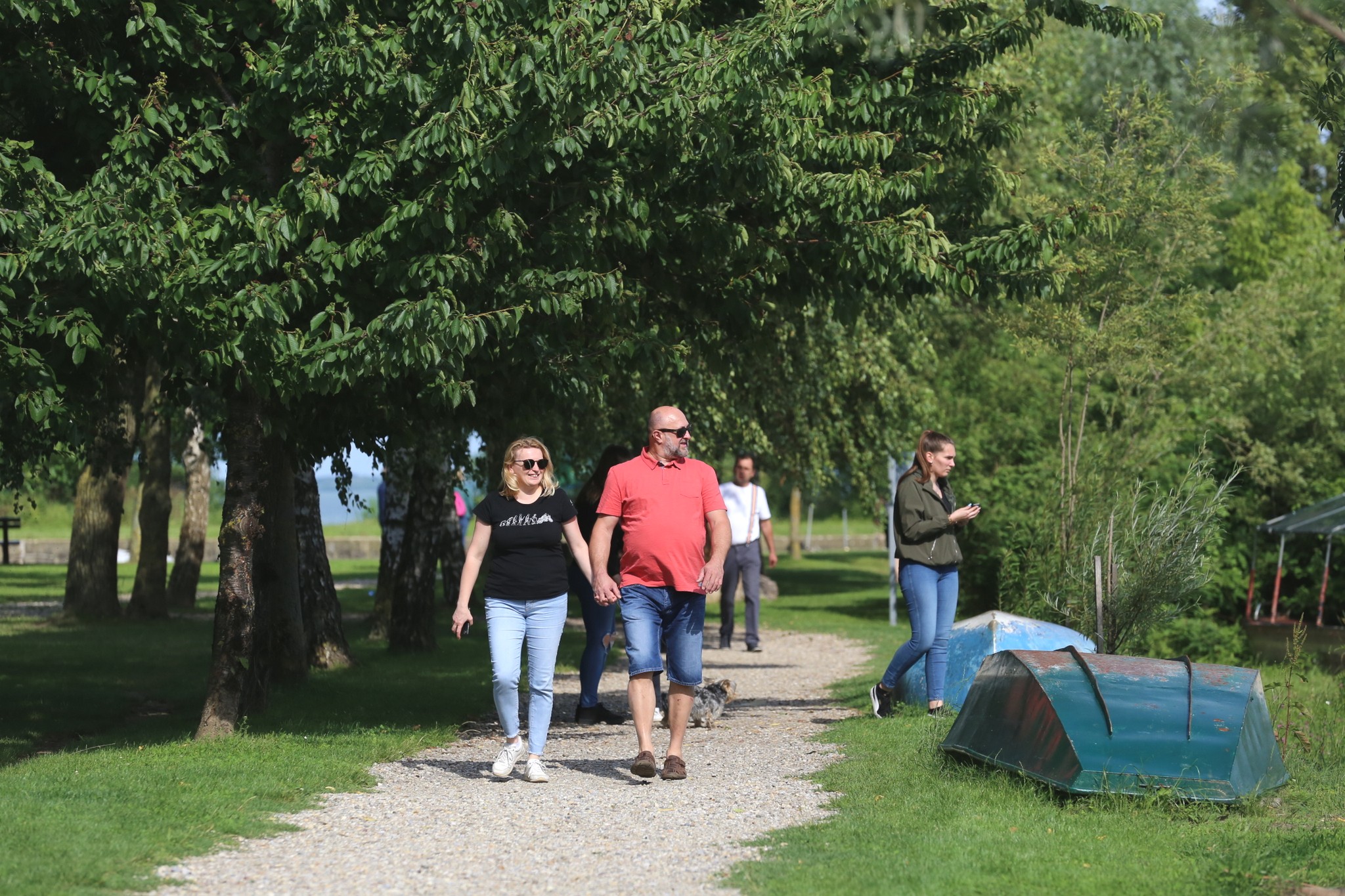 Vjetrovit, ali topao dan mnogi su iskoristili za šetnju preloškom Marinom