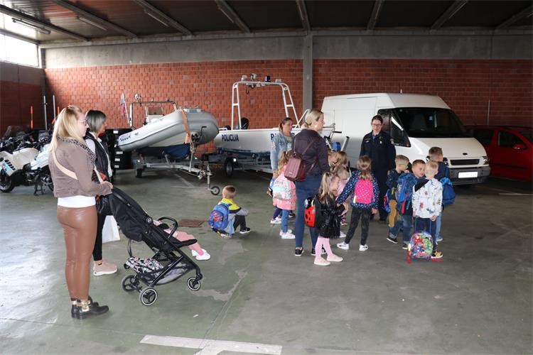 Mališani posjetili policiju