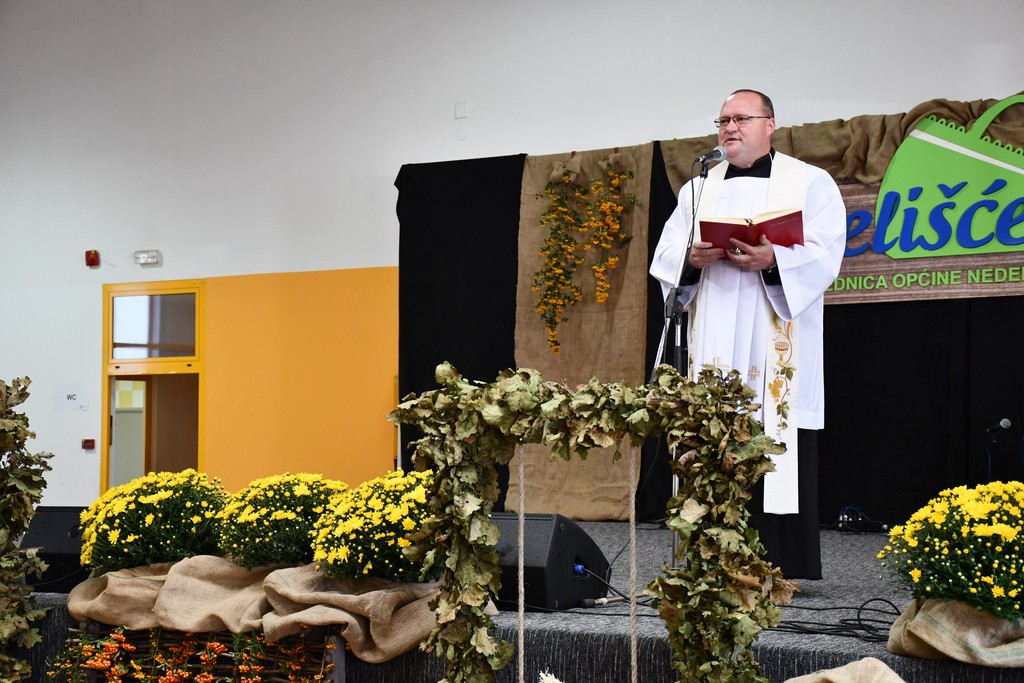 PROSLAVA JESENI Brojni zaljubljenici u kulturnu baštinu i tradiciju našega kraja okupili se na Danima zahvalnosti za plodove zemlje PROSLAVA JESENI Brojni zaljubljenici u kulturnu baštinu i tradiciju našega kraja okupili se na Danima zahvalnosti za plodove zemlje