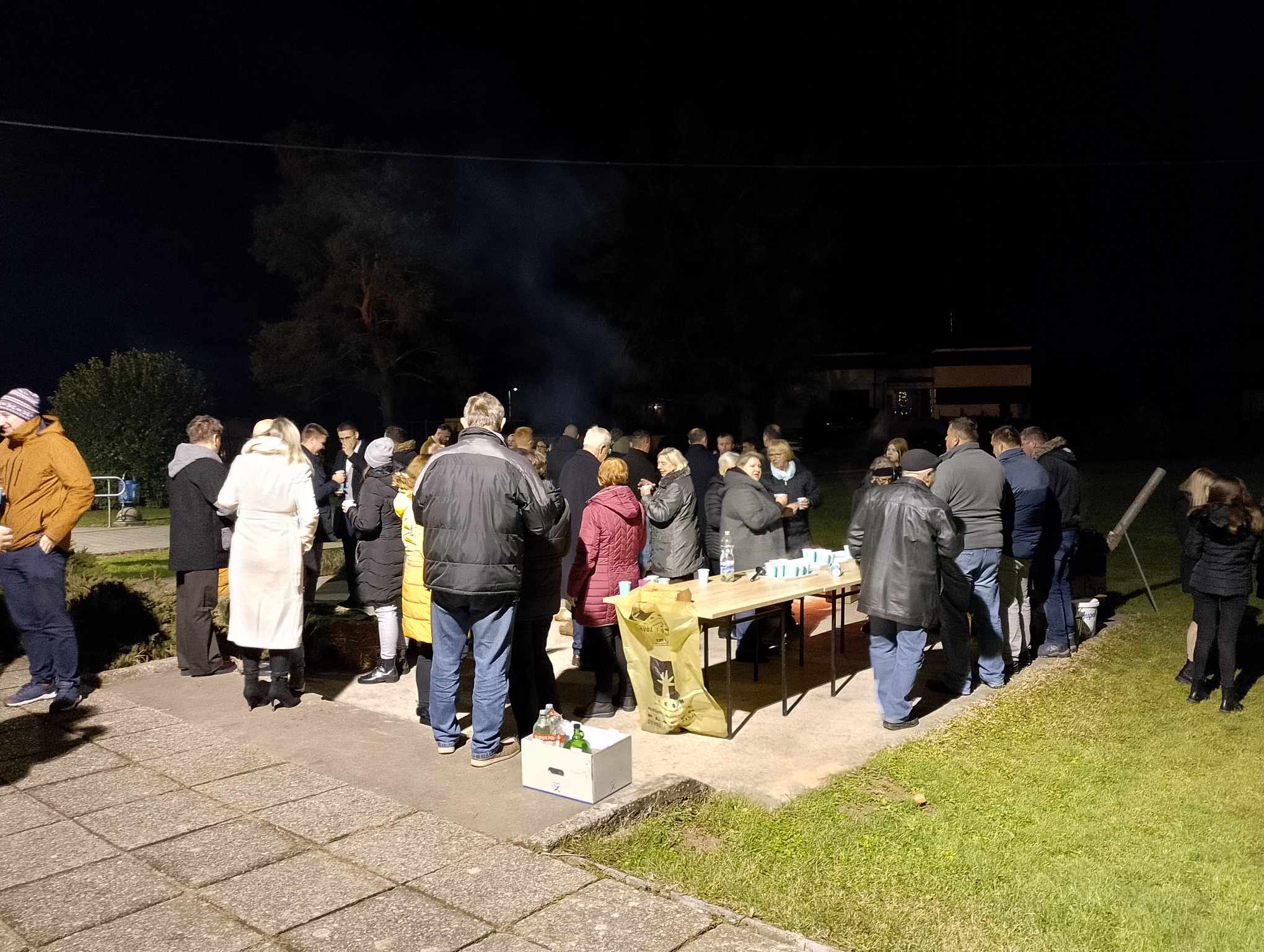 MAČKOVEC U BOŽIĆNOM ZAGRLJAJU Kuhano vino i topli čaj nakon polnoćke okupili mještane kod Društvenom domu