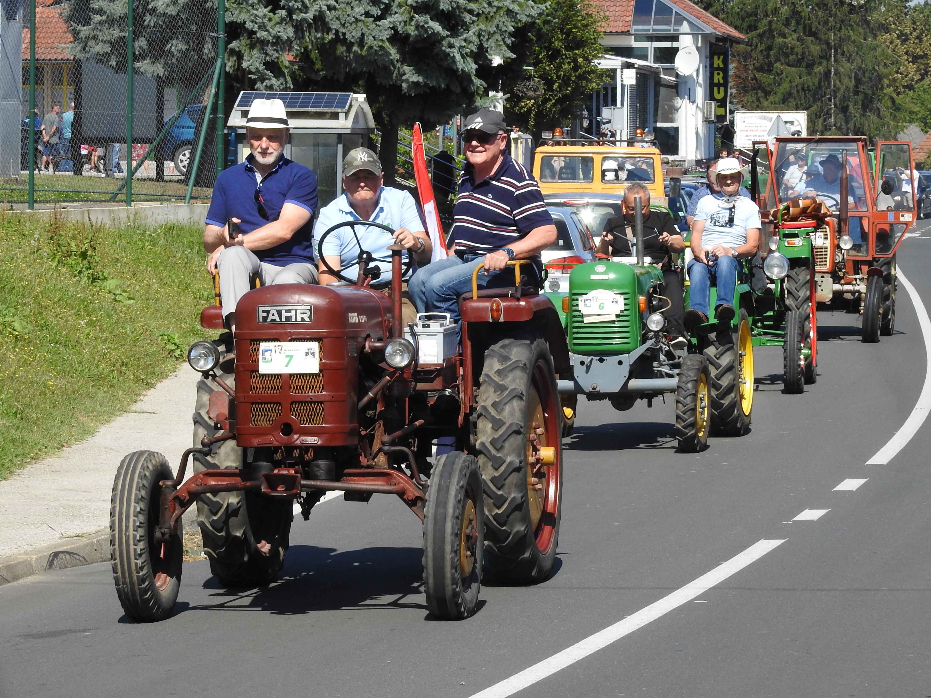 SELNICA Pogledajte kako je bilo na 17. susretu starih traktora