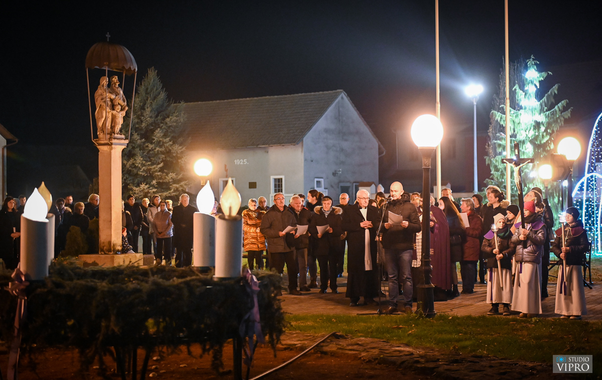 Prelog Na adventskom vijencu upaljena treća svijeća