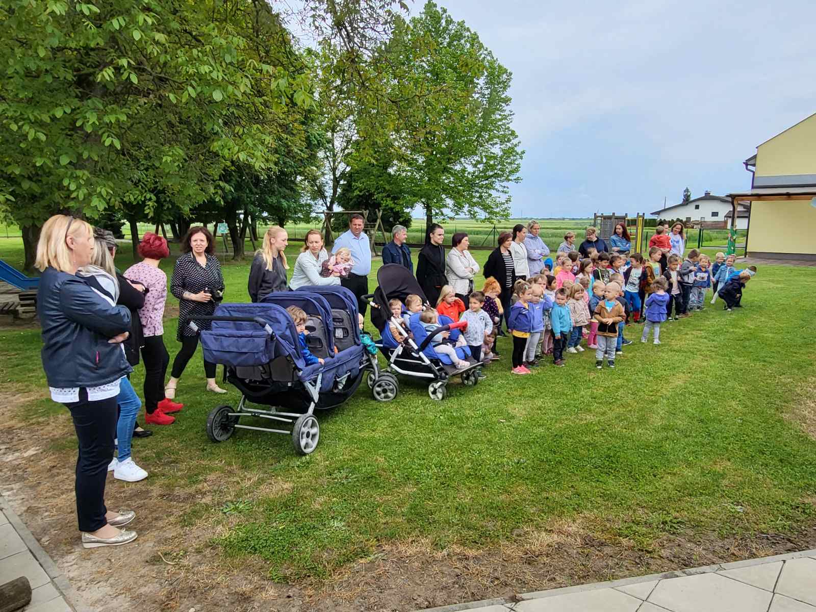 ASTRONOMIJA U VRTIĆU Odgojiteljice iz vrtića Stonoga na zaključnoj mobilnosti Erasmus+ projekta u Sloveniji ASTRONOMIJA U VRTIĆU Odgojiteljice iz vrtića Stonoga na zaključnoj mobilnosti Erasmus+ projekta u Sloveniji