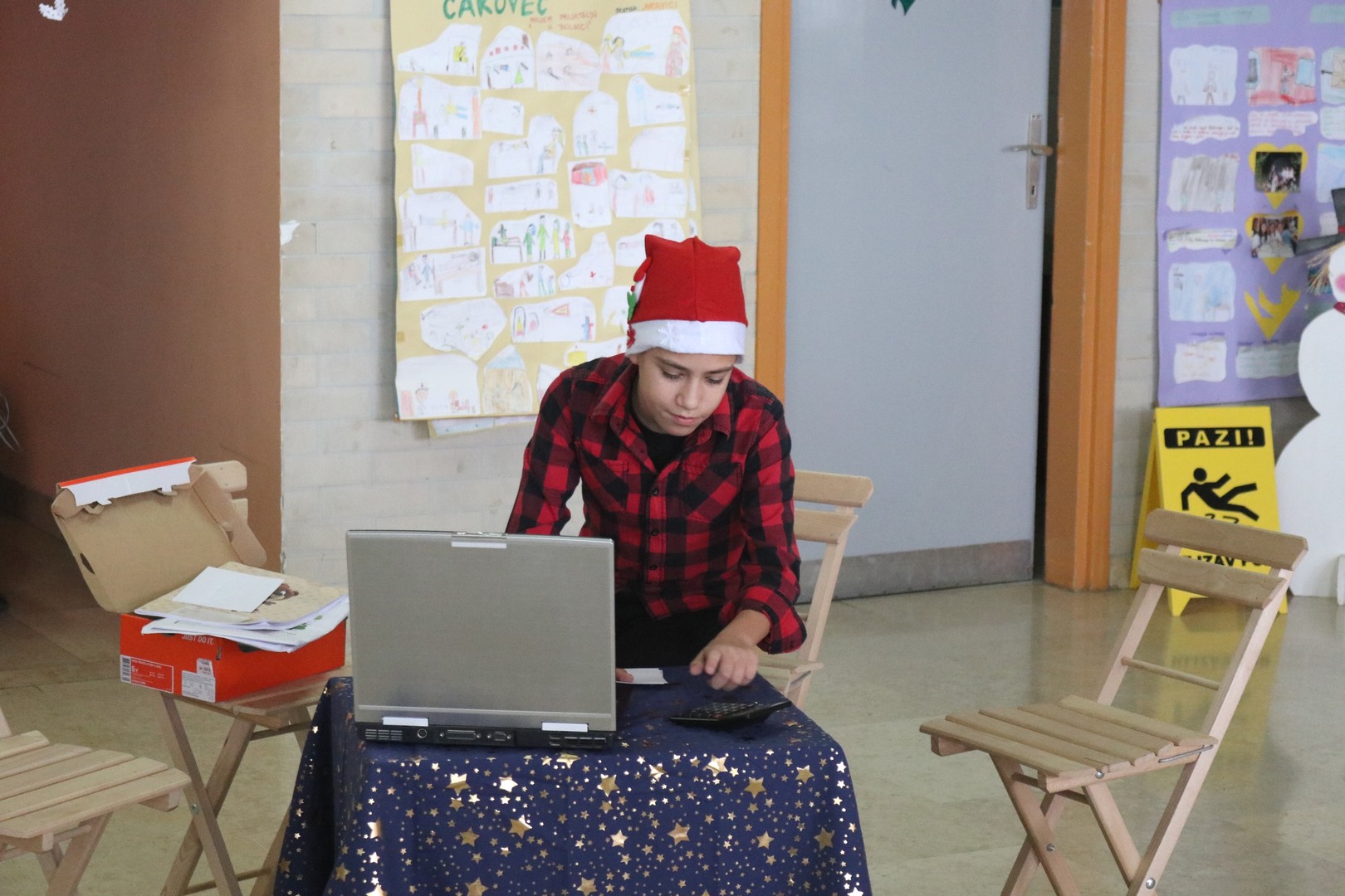 Djed Mraz predstavom i poklonima razveselio mališane s dječjeg odjela ŽB Čakovec