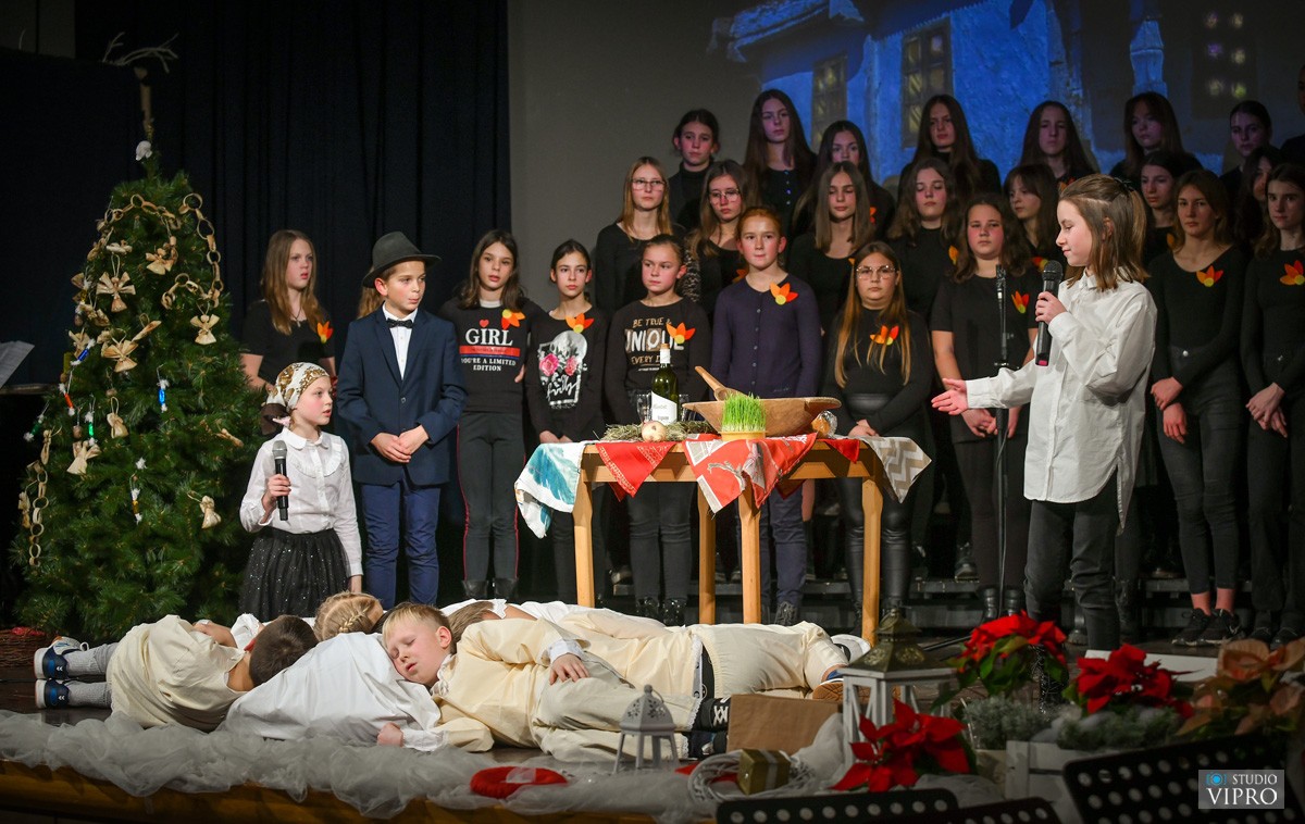 FOTO Osnovna škola Prelog predivnom priredbom sugrađanima uljepšala adventsko vrijeme