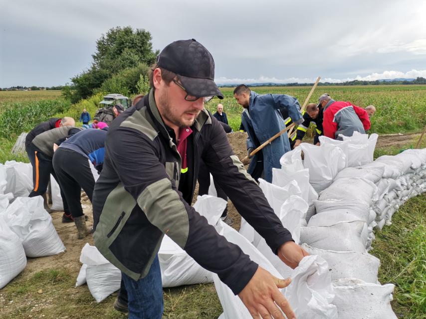VIDEO I FOTO Složna ekipa ojačava nasip – voda je zaprijetila prelijevanjem prema Pušćinama