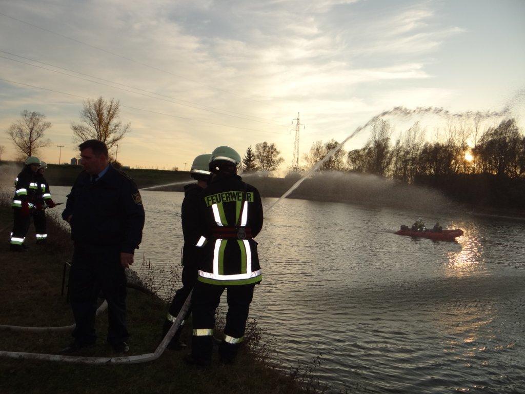 Vatrogasna vježba na obali Mičigen jezera