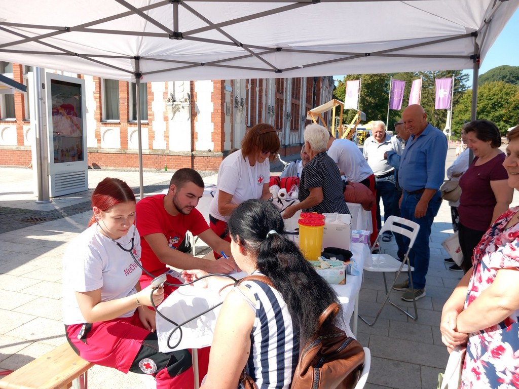 SRCE OD ZLATA Niko, Laura i Ivor, učenici Srednje škole Čakovec, humani volonteri Gradskog društva Crvenog križa Čakovec SRCE OD ZLATA Niko, Laura i Ivor, učenici Srednje škole Čakovec, humani volonteri Gradskog društva Crvenog križa Čakovec