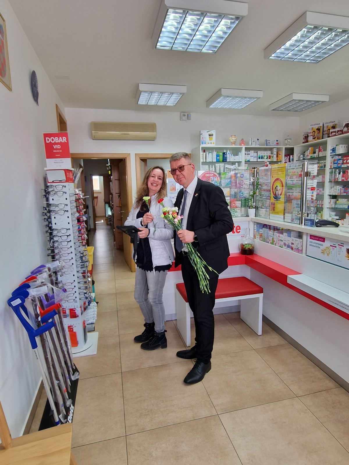 Gradonačelnik Dražen Srpak darivao žene na njihovim radnim mjestima