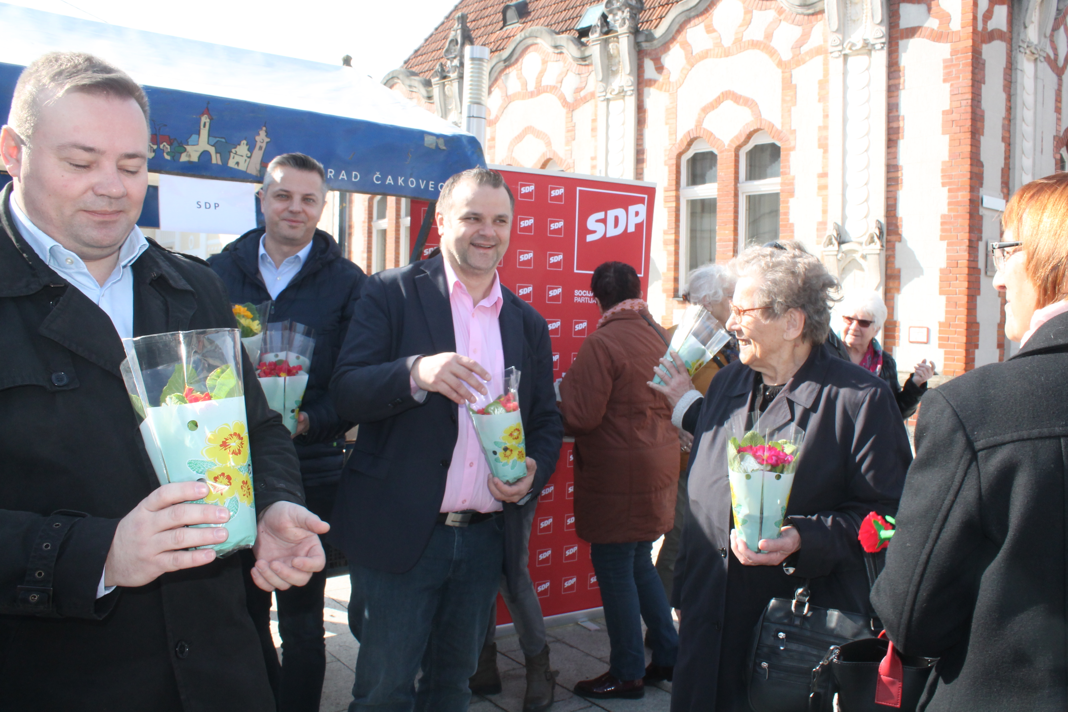 ‘ŽENE, SRETAN VAM VAŠ DAN’ Političari darivali prolaznice gradom