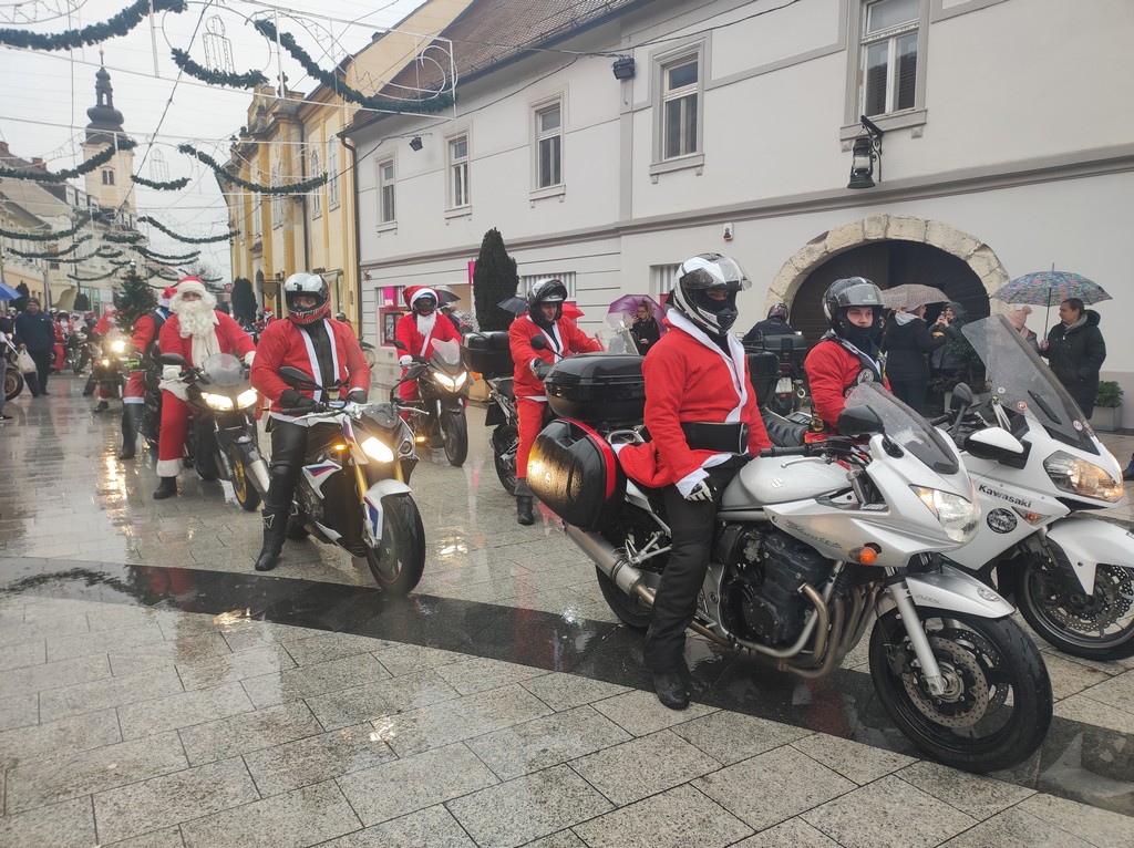 Djedice na motorima u centru Čakovca darovali slatkiše mališanima