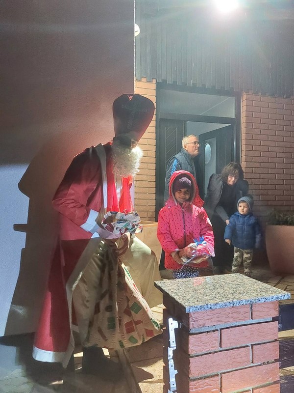 KNEZOVEC Sveti Nikola posjetio i darivao dječicu, ali i mještane
