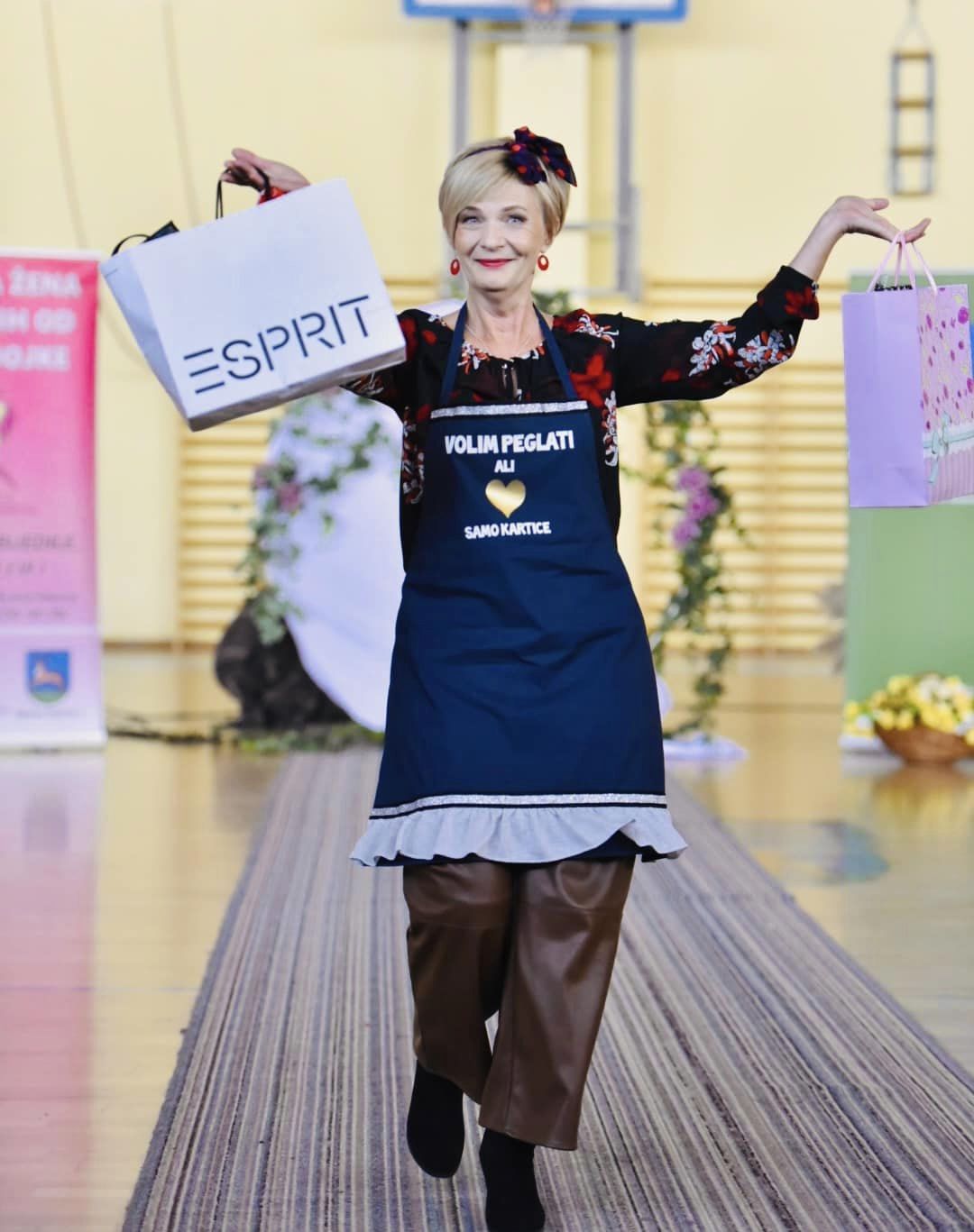 RUŽIČASTI LISTOPAD U DUBRAVI Članice kluba ‘Nova nada’ Čakovec gostovale na modnoj reviji RUŽIČASTI LISTOPAD U DUBRAVI Članice kluba ‘Nova nada’ Čakovec gostovale na modnoj reviji