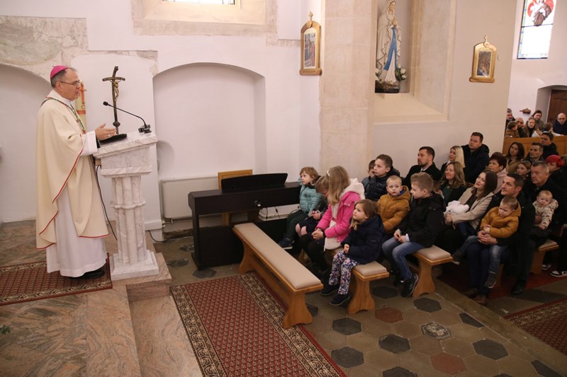 Biskup Radoš krstio peto dijete obitelji Spajić iz Svetog Martina na Muri