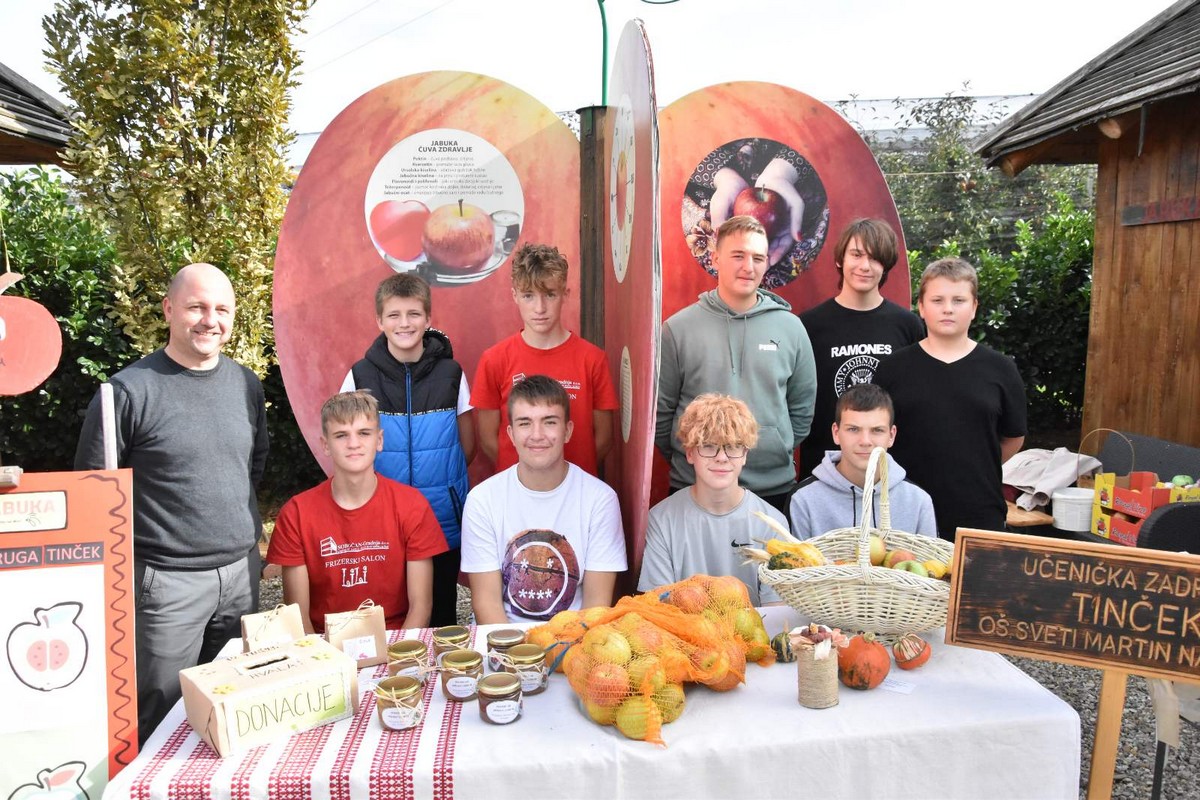 FOTO Ukusne i zdrave jabuke, zakuska i zabavni program za posjetitelje Izložbe starih i novijih sorti jabuka FOTO Ukusne i zdrave jabuke, zakuska i zabavni program za posjetitelje Izložbe starih i novijih sorti jabuka