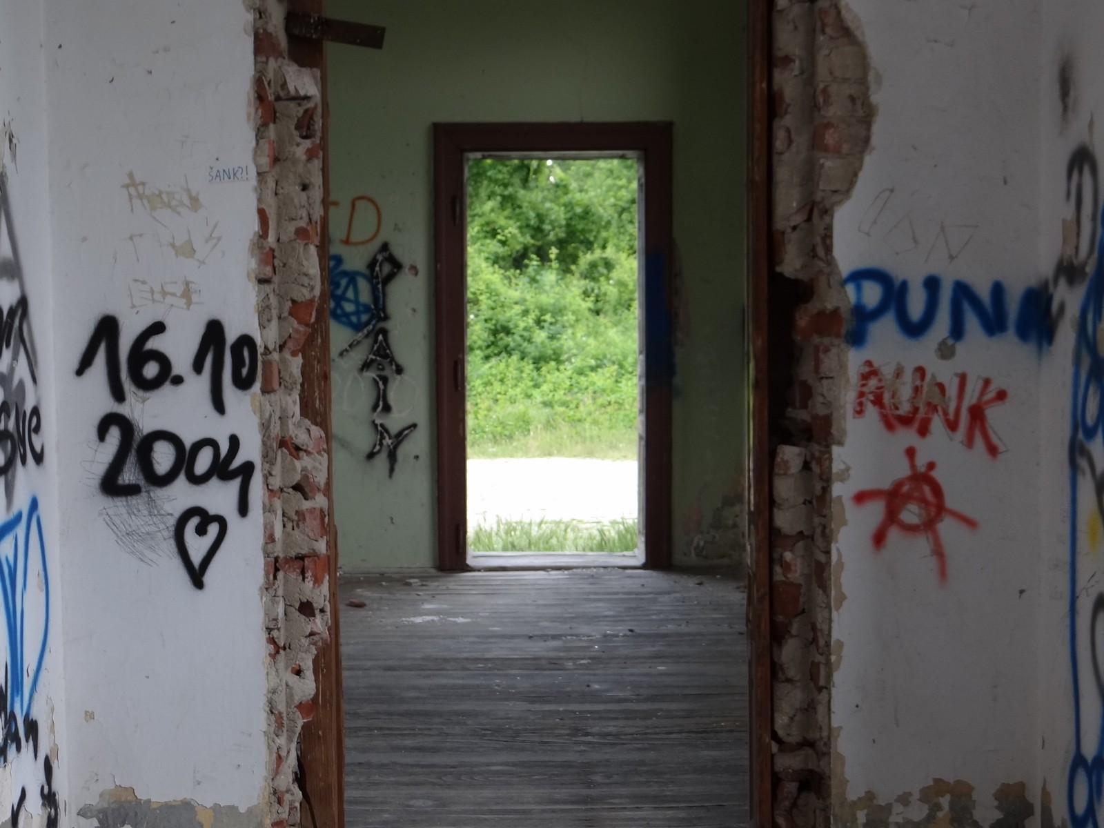 FOTO Željeznička postaja koja to nije: Vandalizam nad zapuštenom željezničkom postajom Donji Mihaljevec FOTO Željeznička postaja koja to nije: Vandalizam nad zapuštenom željezničkom postajom Donji Mihaljevec