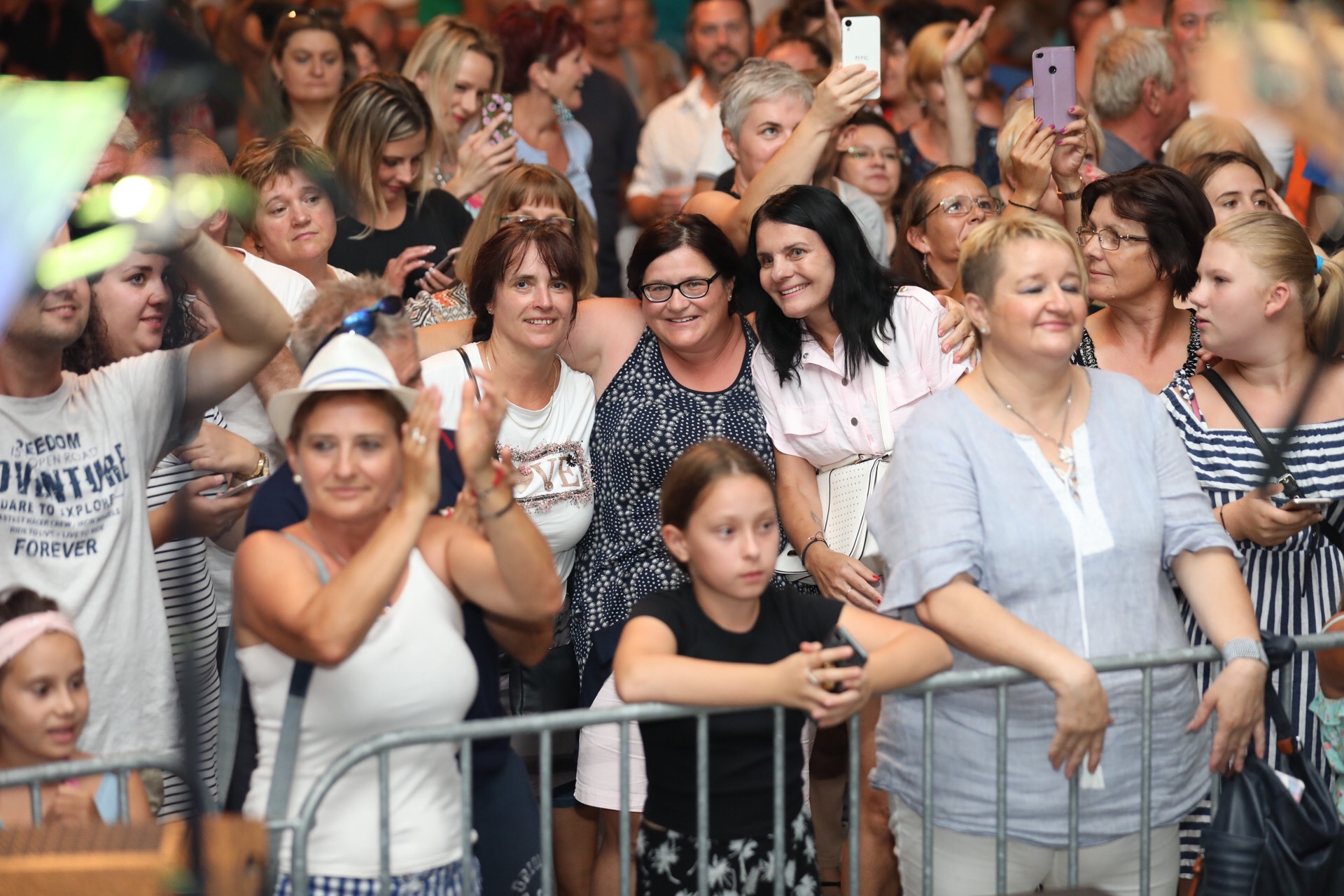 Mladen Grdović ispunio šator u Sv. Martinu na Muri, pjevalo se i plesalo uz njegove hitove Mladen Grdović ispunio šator u Sv. Martinu na Muri, pjevalo se i plesalo uz njegove hitove