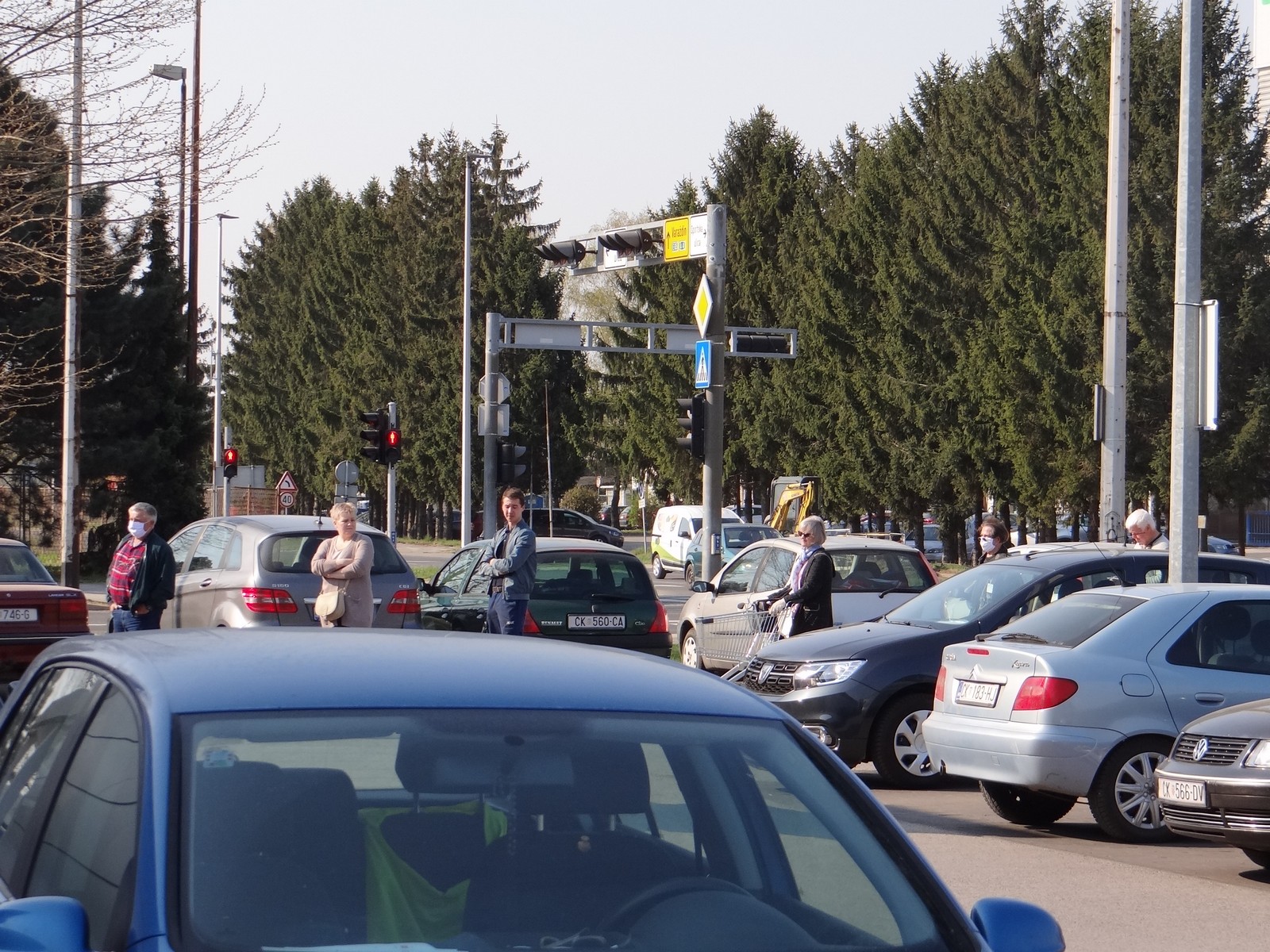 FOTO Veliki petak: Najveće gužve u Čakovcu pred trgovačkim centrima!