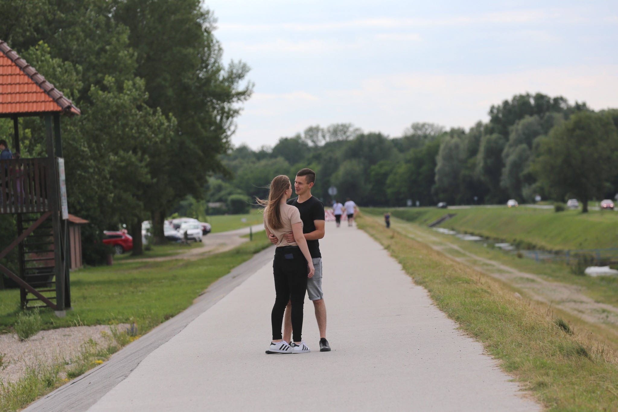 Vjetrovit, ali topao dan mnogi su iskoristili za šetnju preloškom Marinom