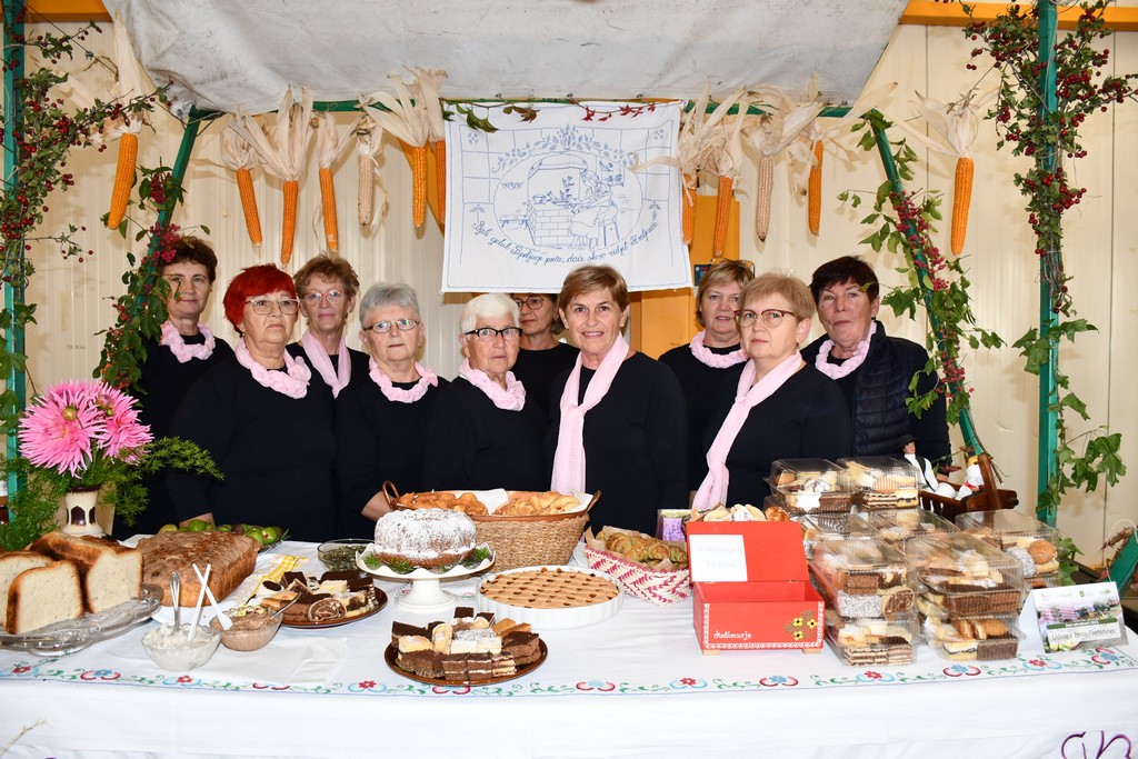 PROSLAVA JESENI Brojni zaljubljenici u kulturnu baštinu i tradiciju našega kraja okupili se na Danima zahvalnosti za plodove zemlje PROSLAVA JESENI Brojni zaljubljenici u kulturnu baštinu i tradiciju našega kraja okupili se na Danima zahvalnosti za plodove zemlje