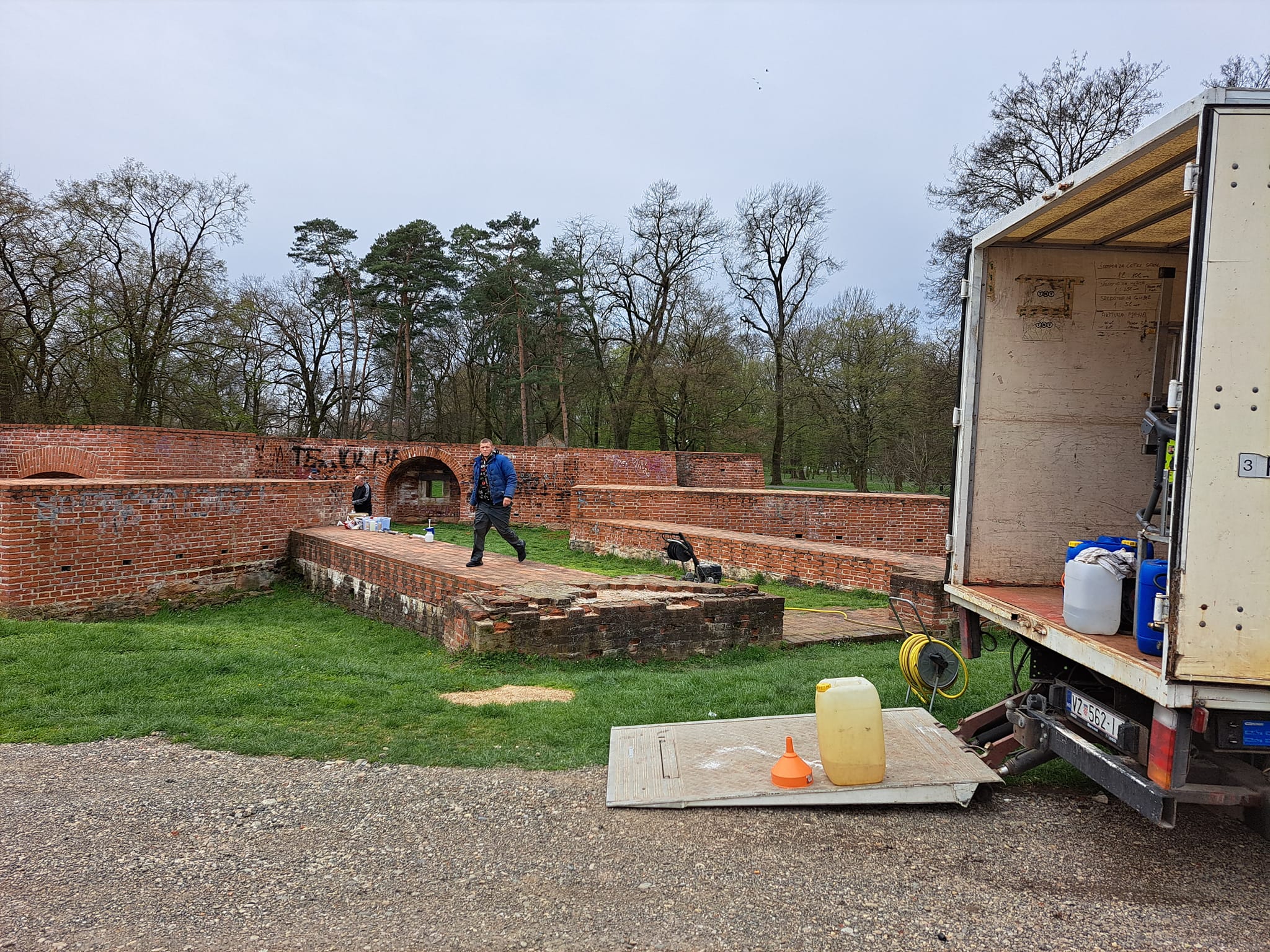 Uklanjaju se grafiti s južne kule Starog grada u Čakovcu, postavljen i video nadzor