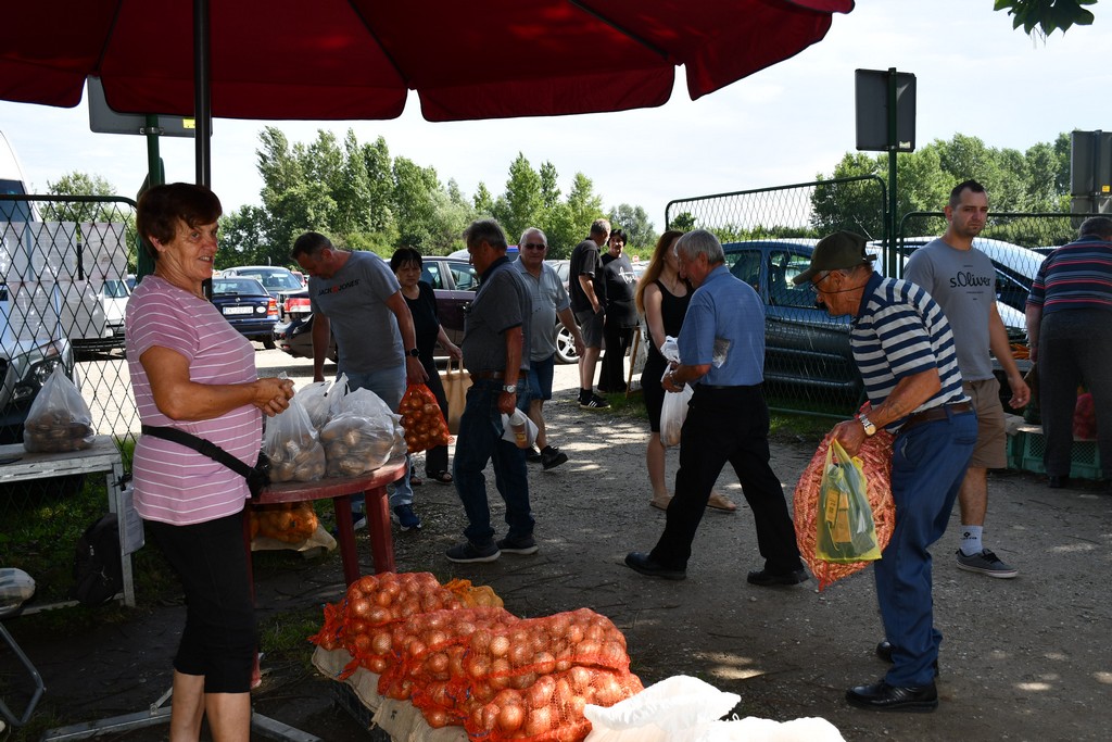 SAJAM U ČAKOVCU Sajam je preplavilo obilje svježeg voća i povrća