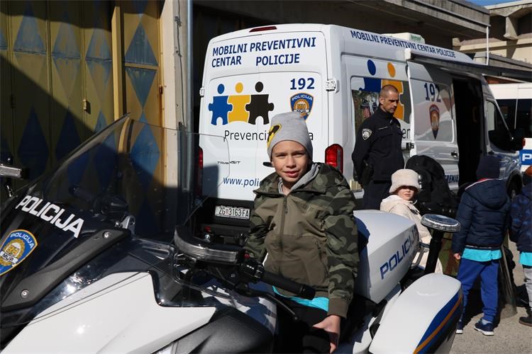 Zmajčeki iz Strahoninca posjetili Policijsku upravu međimursku