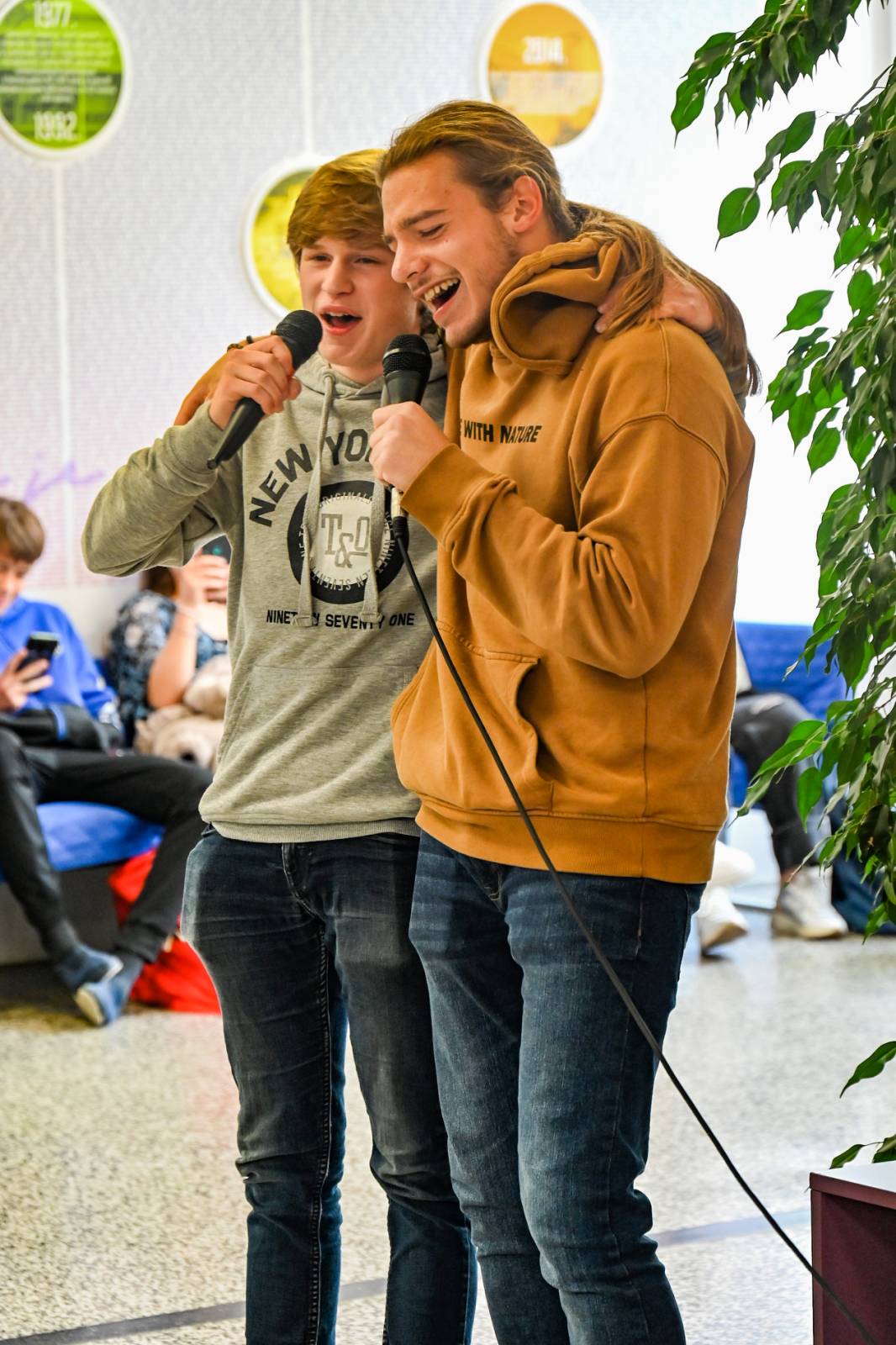 Raspjevani petak u čakovečkoj Gimnaziji – održan školski karaoke show!